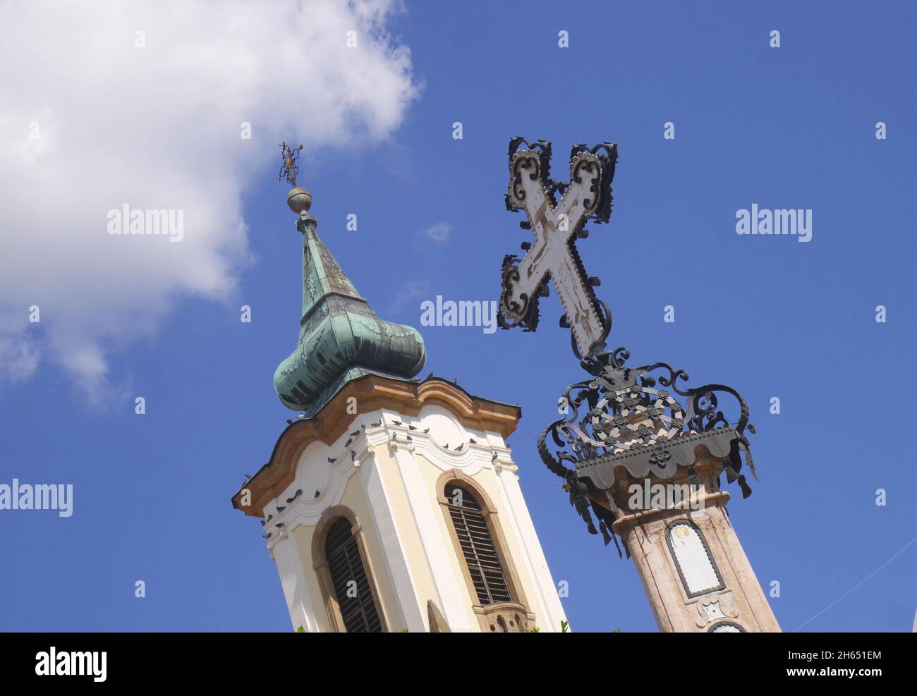 Croix de peste (pestis-kereszt), FO Ter (place FO), avec l'église orthodoxe serbe Blagovestenska derrière, Szentendre, près de Budapest, Hongrie Banque D'Images