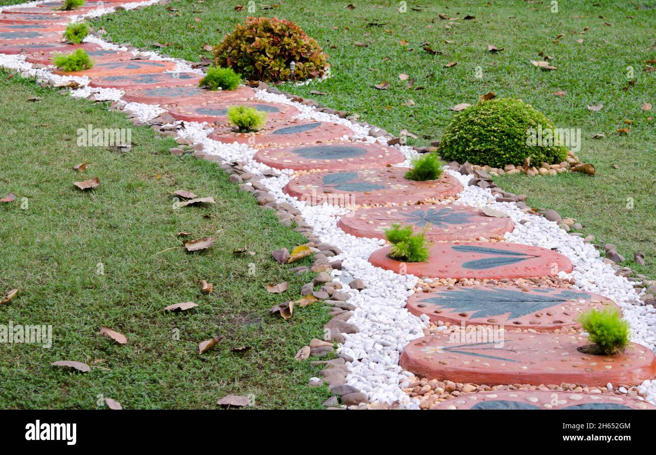 Le chemin dans le jardin. Banque D'Images