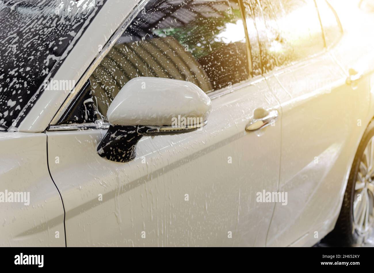 Lavage de voiture avec bulle de savon. Banque D'Images