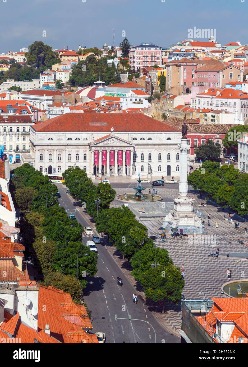 Lisbonne, Portugal.Praca Dom Pedro IV, communément connu sous le nom de Rossio.Le bâtiment blanc est le Théâtre national, Teatro Nacional Dona Maria IILe colum Banque D'Images