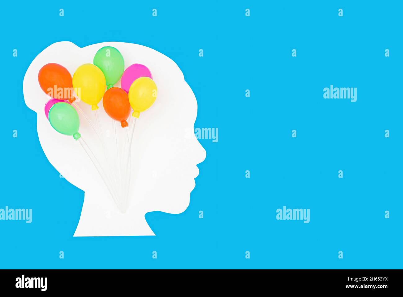 Coupe de la silhouette de la tête de femme avec un groupe de prop Party ballons isolés sur blanc.Concept de planification d'événements. Banque D'Images