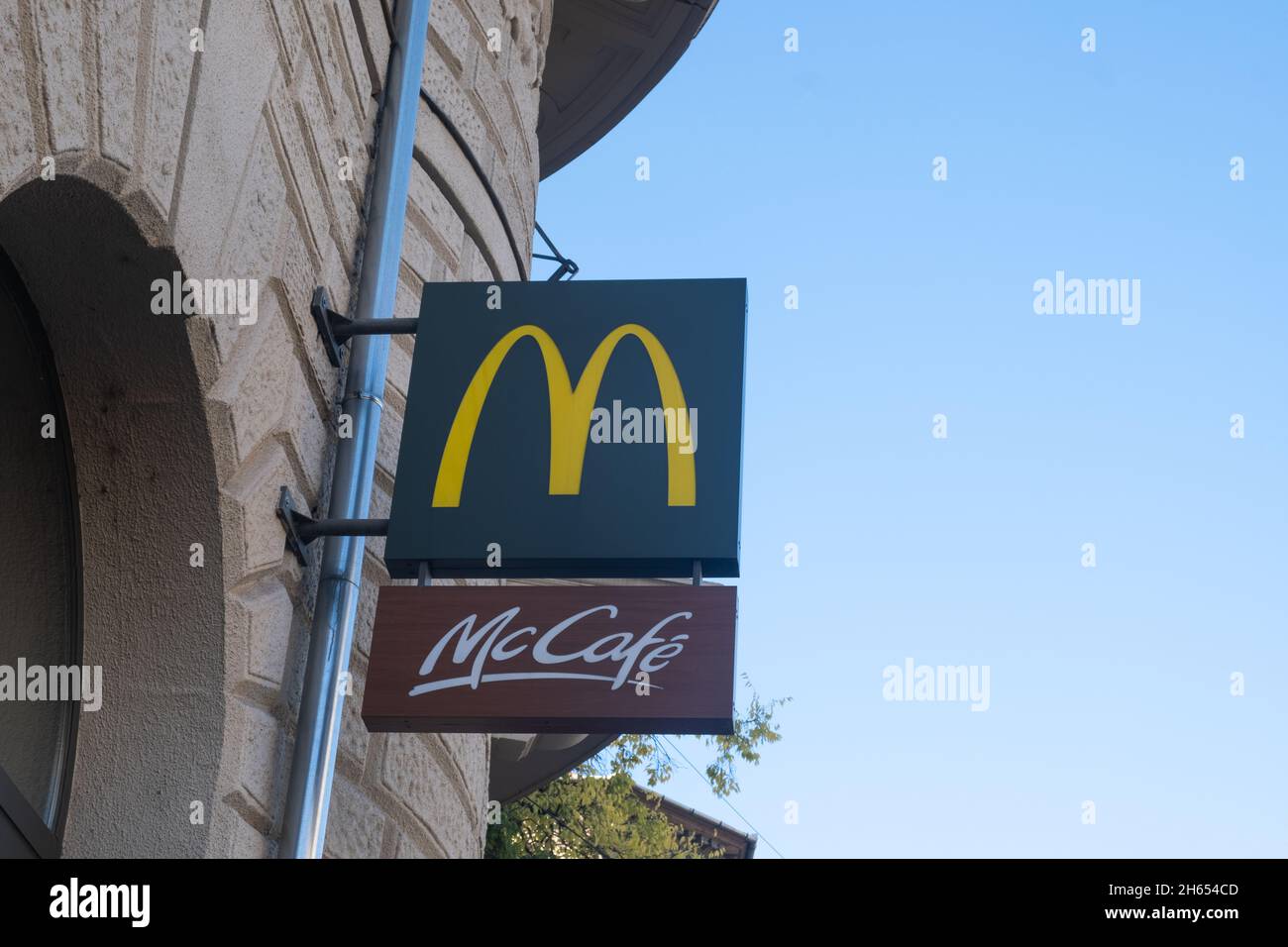 Budapest, Hongrie - 1er novembre 2021 : logo McCafe McDonalds Cafe dans la rue , éditorial. Banque D'Images