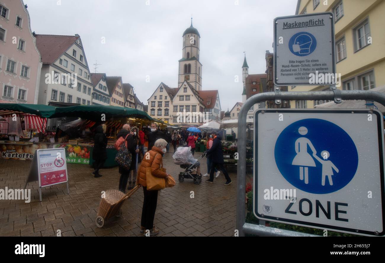 Biberach, Allemagne.13 novembre 2021.13 novembre 2021, Bade-Wurtemberg, Biberach an der Riß: Sur le marché, un panneau indique l'obligation de masque.A partir de samedi, la réglementation 2G avec de nombreuses restrictions d'accès pour les non vaccinés s'appliquera en grande partie dans le district de Biberach.Les mesures doivent être limitées jusqu'en novembre 24.Parce que le cas Corona dans le cercle Biberach continue d'augmenter, le pays tire maintenant la ripse.Dans la région où l'incidence est la plus élevée au pays, des coupes sévères sont en réserve, en particulier pour les non vaccinés.Photo: Stefan Puchner/dpa crédit: dp Banque D'Images