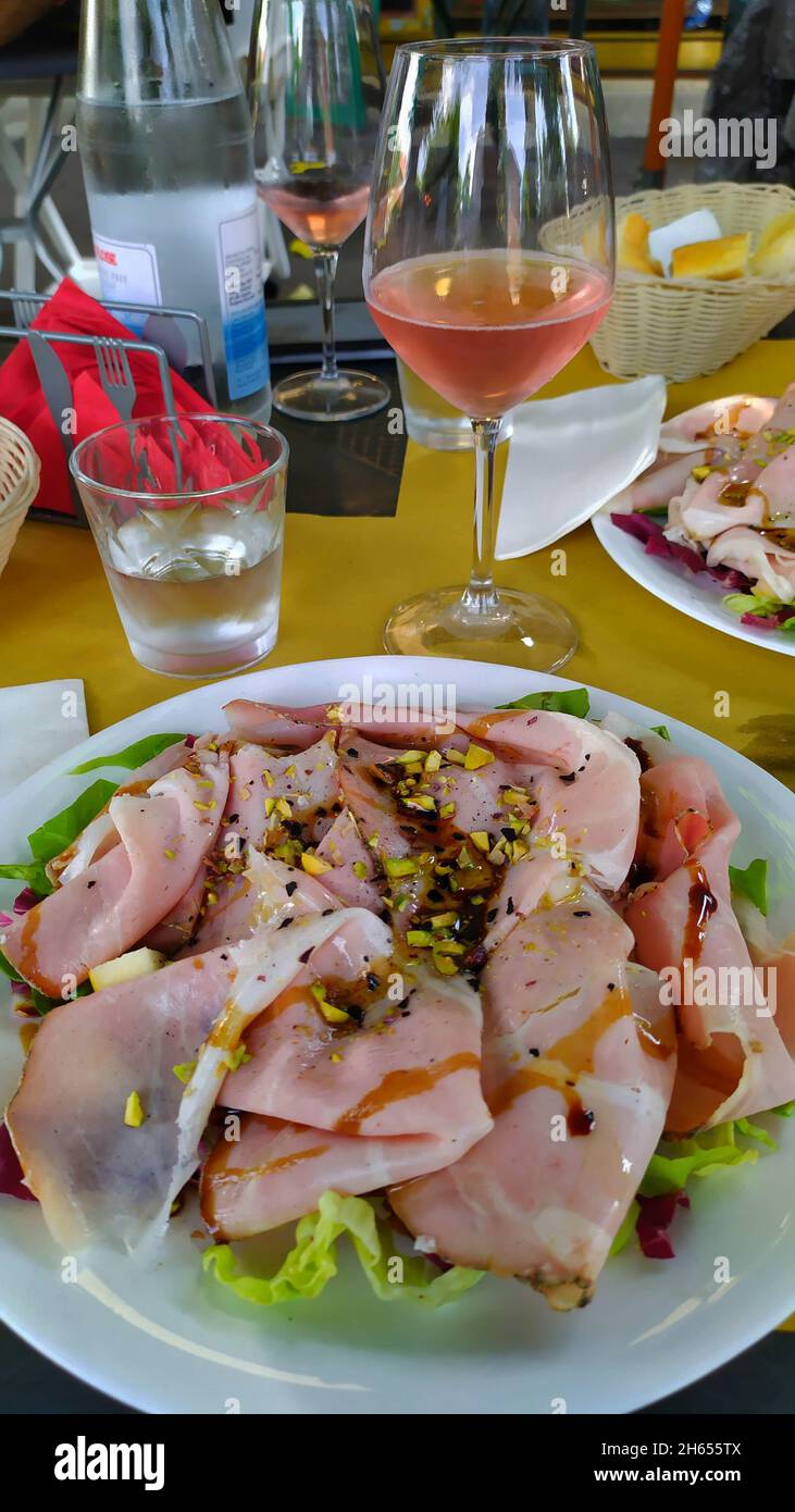 Salade pastrami et pistache fraîche avec vin de rose, Parme Italie Banque D'Images