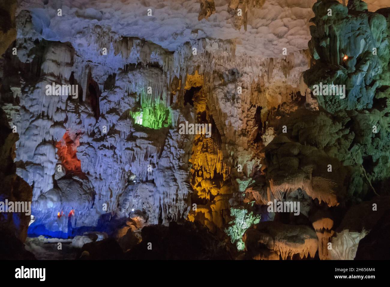 Intérieur des grottes de Dao Go, superbement illuminées, baie d'Ha long, province de Quảng Ninh, Viet Nam Banque D'Images