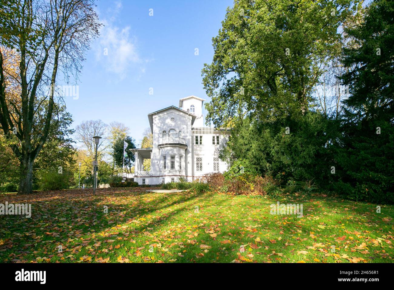 Krefeld - a proximité de House Schoenhausen qui a été construit dans le style italien et est maintenant détenu par une société DE TI, Rhénanie du Nord Westphalie, Allemagne, 01.1 Banque D'Images