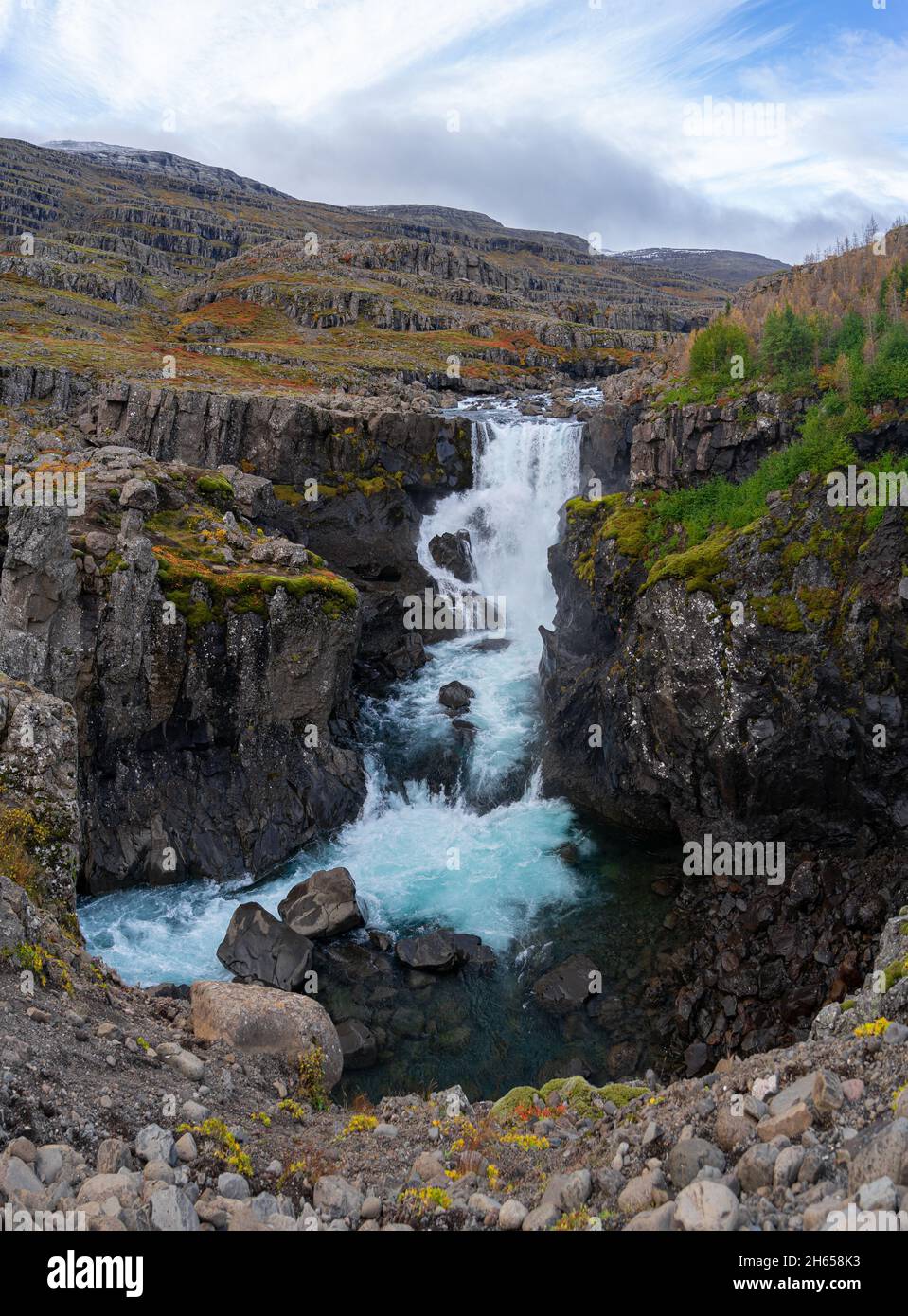 Sveinsstekksfoss cascade de Fossa river sur fjord Berufjordur easterrn en  Islande Photo Stock - Alamy