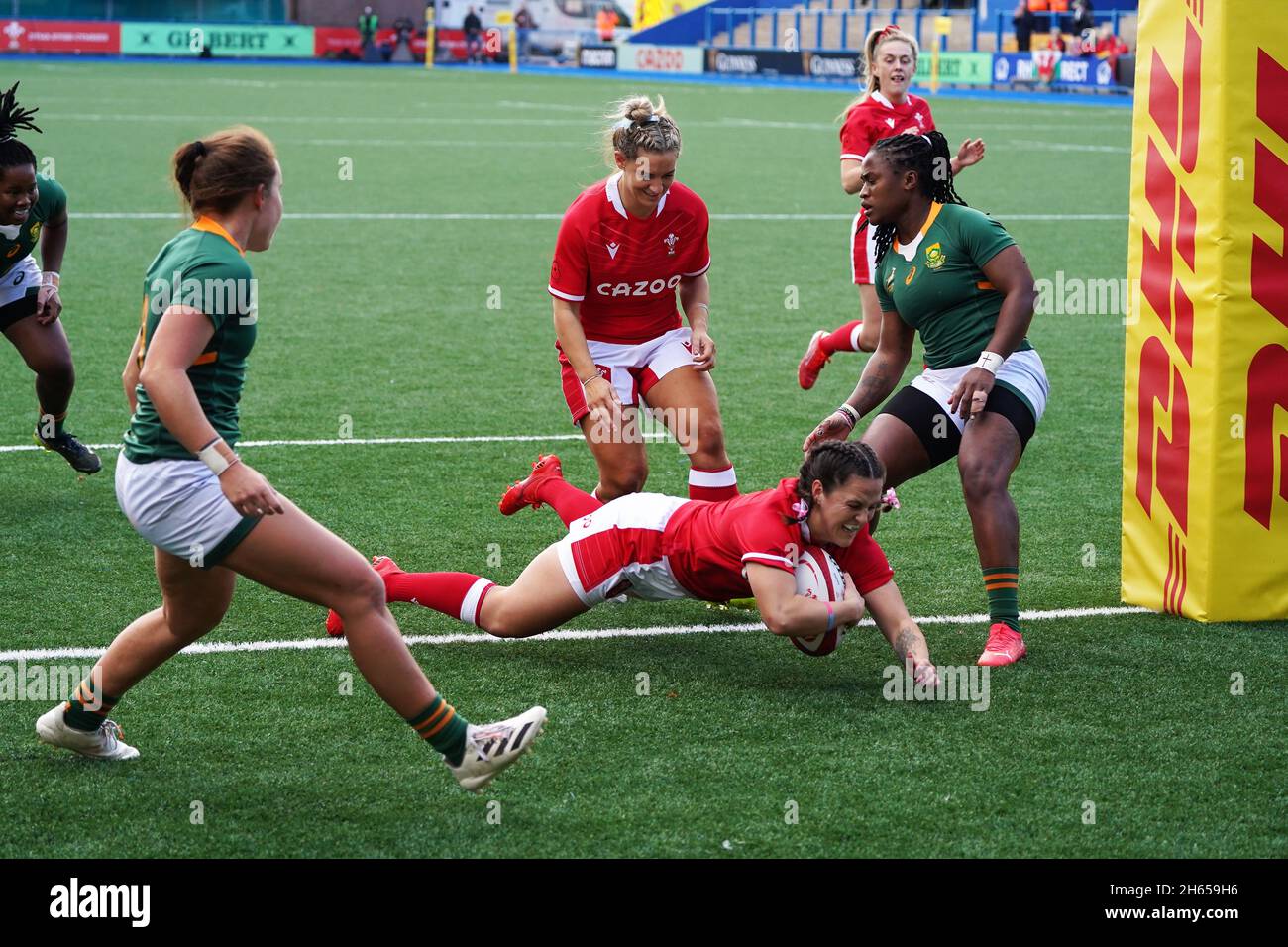 Cardiff Arms Park, pays de Galles, 13th novembre 2021, pays de Galles contre Afrique du Sud, double code international Ffion Lewis marque la deuxième tentative du pays de Galles - crédit Penallta Photographics/Alay Live News Banque D'Images