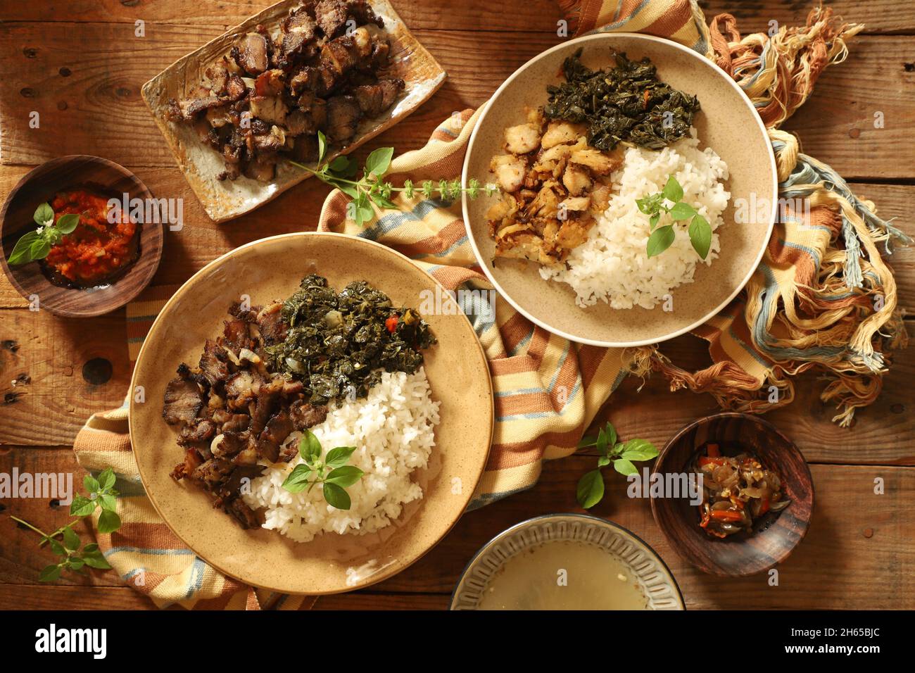 Se'i SAPI et se'i Ayam. Plat de bœuf fumé et de poulet de Nusa Tenggara Timur, servi avec du riz et des feuilles de manioc Banque D'Images