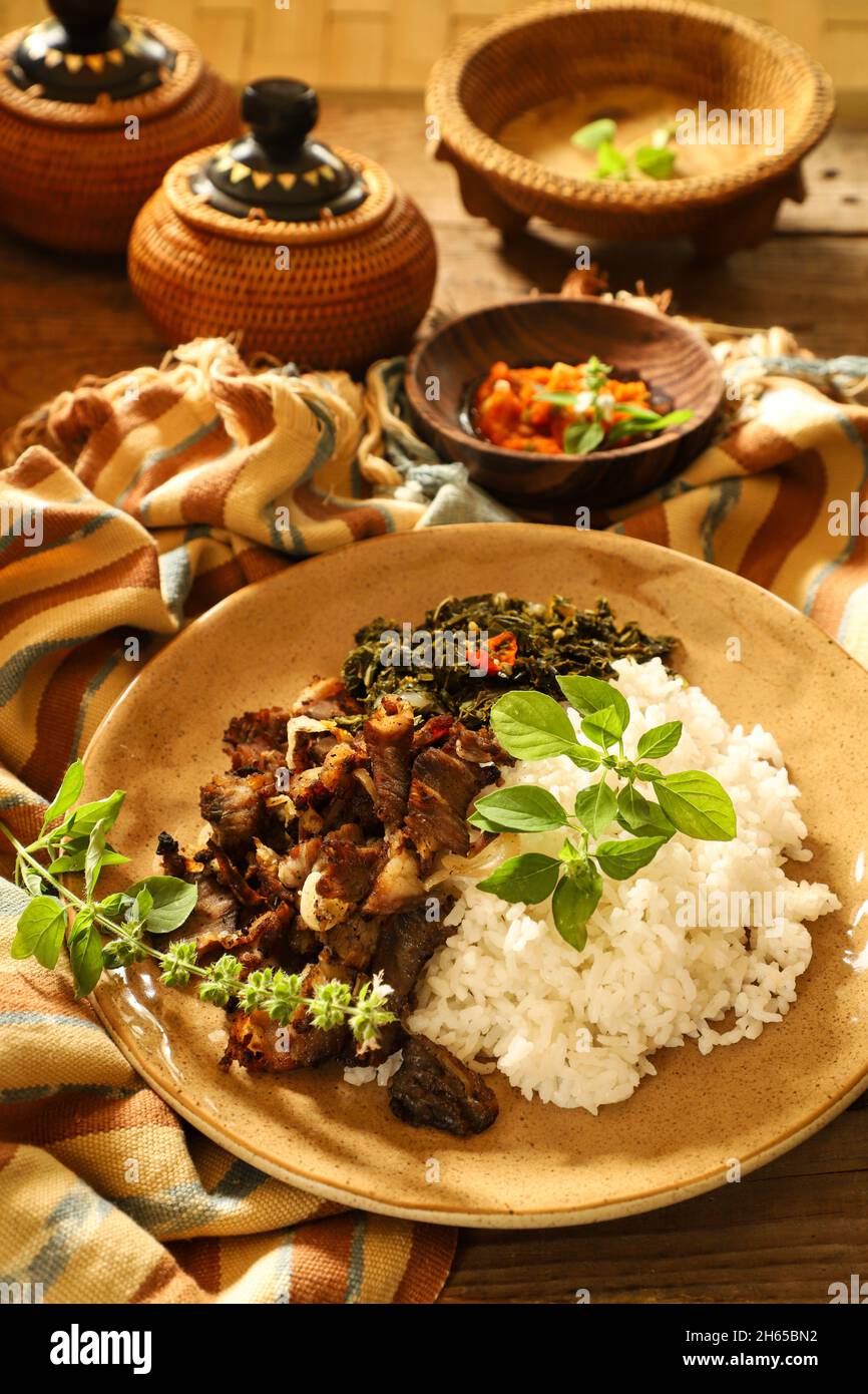 Se'i SAPI. Plat de bœuf fumé de Nusa Tenggara Timur, servi avec du riz et des feuilles de manioc Banque D'Images
