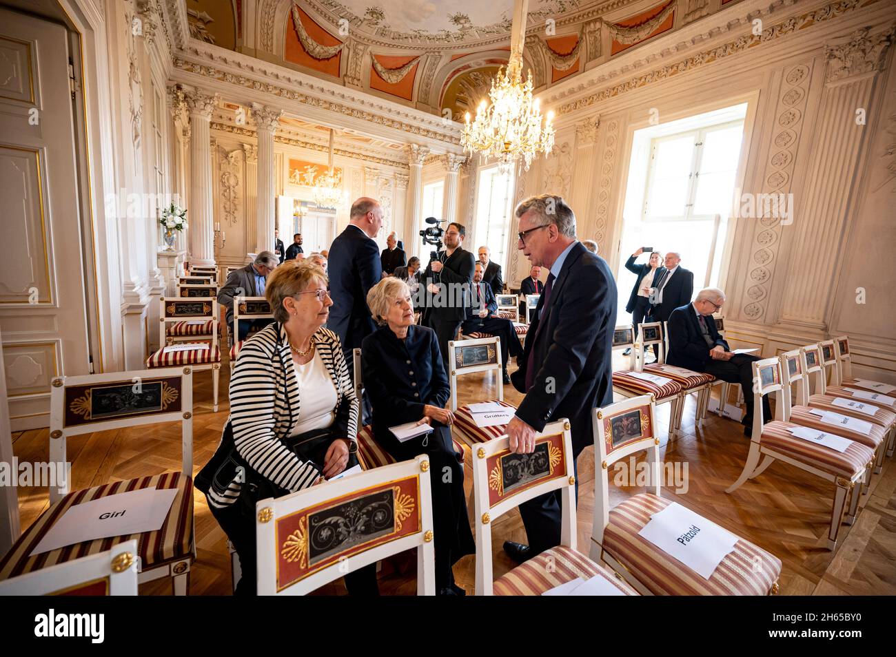 Berlin, Allemagne.13 novembre 2021.Thomas de Maiziere (CDU), ancien ministre de l'intérieur, s'entretient avec Sabine Bergmann-Pohl (CDU, l), ancien ministre fédéral des tâches spéciales, et avec l'éditeur Friede Springer (M) lors de la réception pour le 80e anniversaire de l'ancien maire de Berlin, Diepgen.Le politicien de la CDU Diepgen a été maire au pouvoir de 1984 à 1989 et de 1991 à 2001.Credit: Fabian Sommer/dpa/Alay Live News Banque D'Images