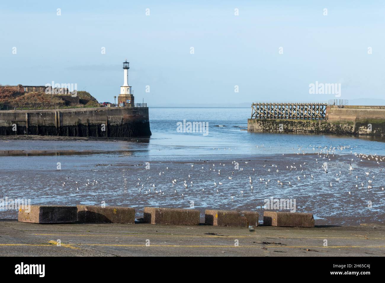 Le phare et l'entrée du port à Maryport, une ville côtière de Cumbria, Angleterre, Royaume-Uni Banque D'Images