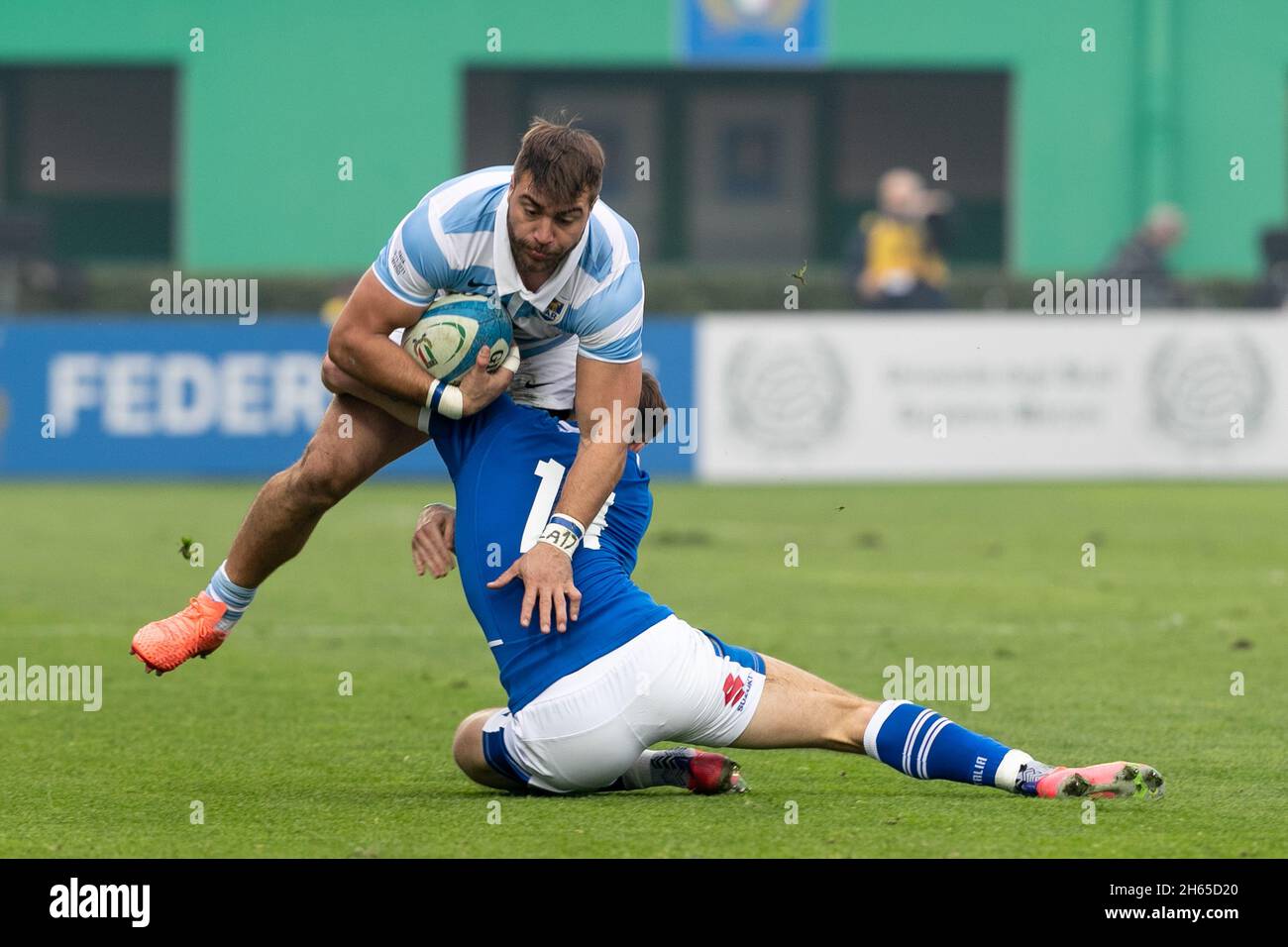 Trévise, Italie.13 NOVEMBRE Facundo ISA est attaqué par Edoardo Padovani de l'Italie Rugby lors du match international amical entre l'Italie et l'Argentine au Stadio Comunale di Monigo, Trévise le samedi 13 novembre 2021.(Credit: MI News) Credit: MI News & Sport /Alamy Live News Banque D'Images