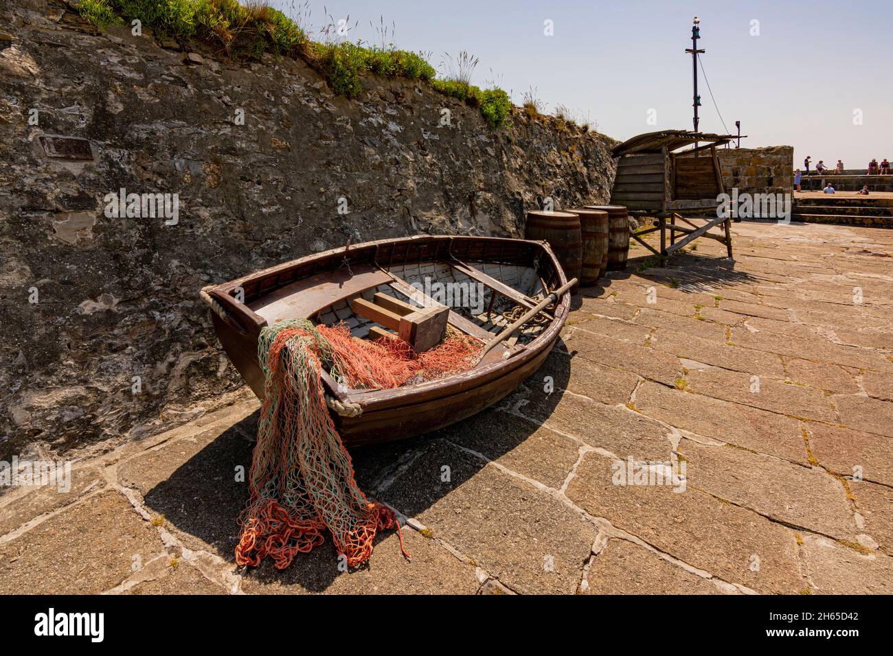 Dockside 'funiture' (bateau, barils) - Charlestown Harbour et chantier naval historique, sud de Cornwall, Royaume-Uni. Banque D'Images