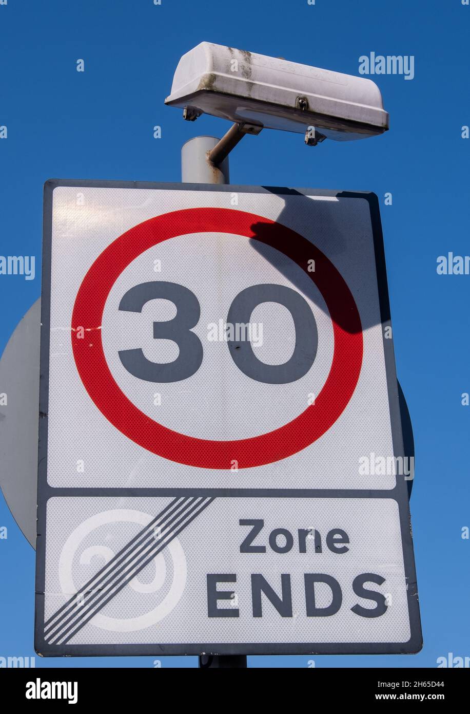 Panneau de limite de vitesse de 30 mi/h fermer wavertree à Liverpool le 2021 mai Banque D'Images