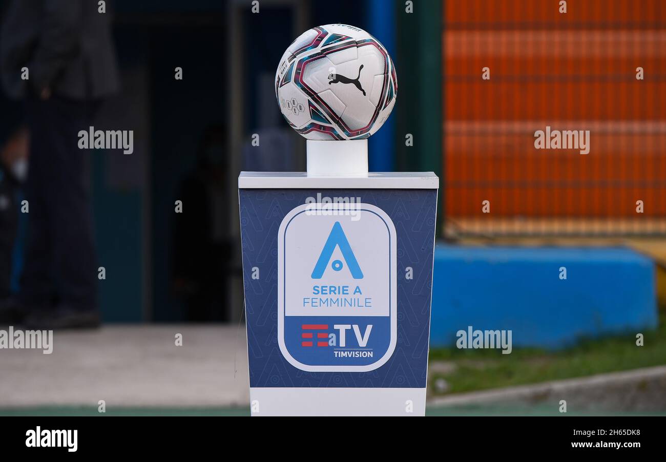 Naples, Italie.13 novembre 2021.Le ballon pendant le championnat italien de football League A Women 2021/2022 match entre Napoli Femminile vs US Sassuolo Calcio Femminile au stade Giuseppe Piccolo crédit: Live Media Publishing Group/Alay Live News Banque D'Images