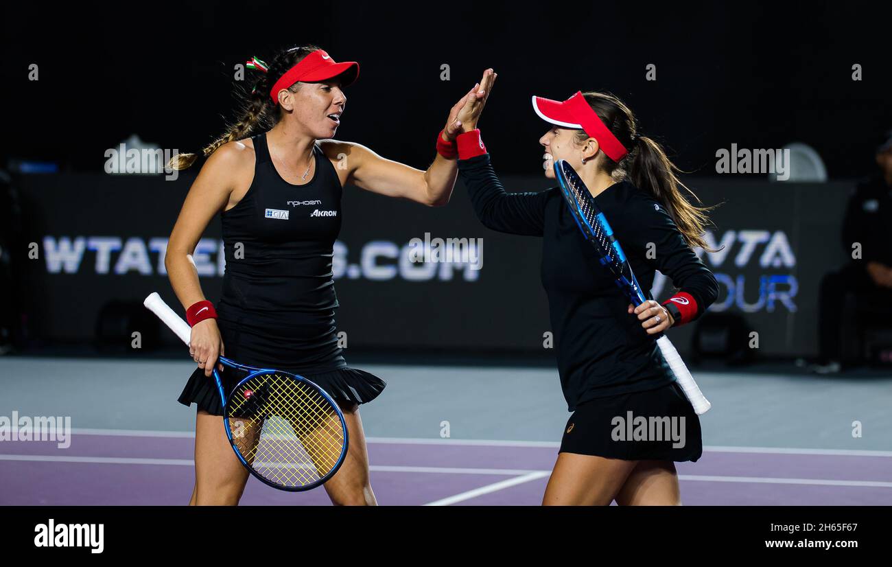 Guadalajara, Mexique.11 novembre 2021.Giuliana Olmos du Mexique et Sharon Fichman du Canada en action lors du premier match de robin à la finale Akron WTA 2021 Guadalajara, Masters WTA tennis Tournament le 11 novembre 2021 à Guadalajara, Mexique - photo: Rob Prange/DPPI/LiveMedia crédit: Independent photo Agency/Alay Live News Banque D'Images