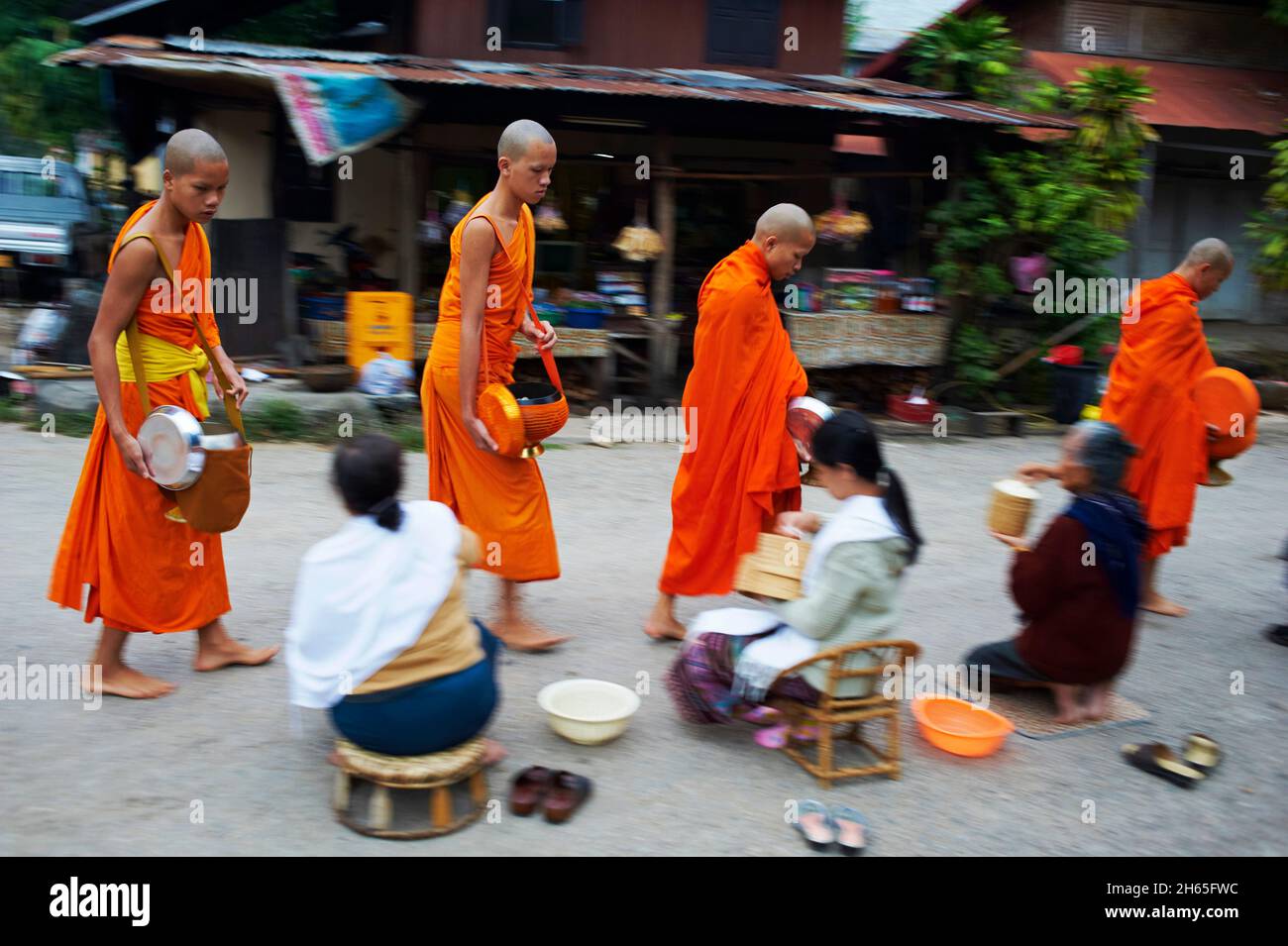 Laos, province de Luang Prabang, ville de Luang Prabang, Patrimoine mondiale de l'UNESCO depuis 1995, procession matinale des moines bouddhiste pour l' Banque D'Images