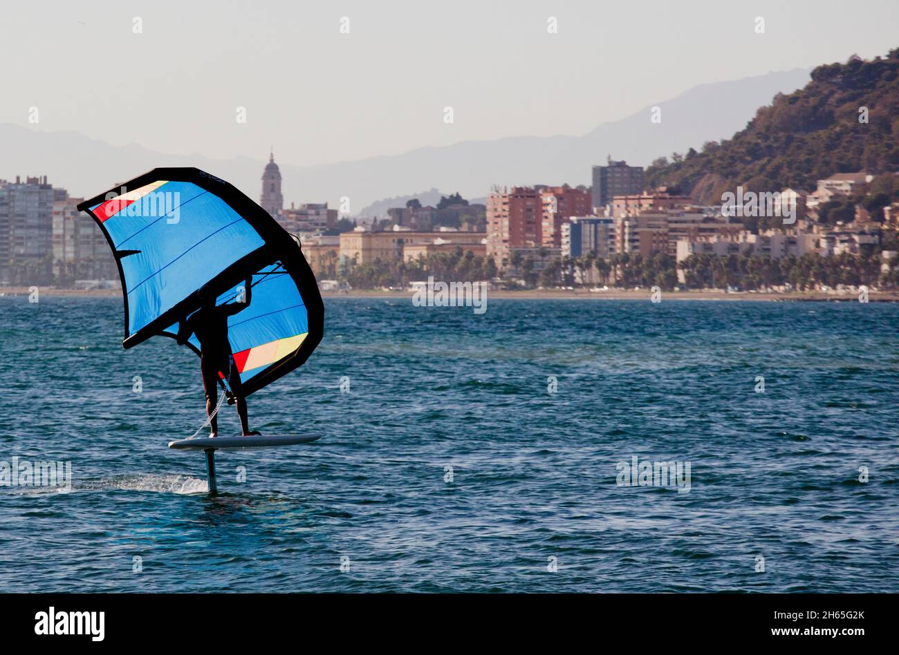 jeune homme avec wingfoil sur la plage Banque D'Images