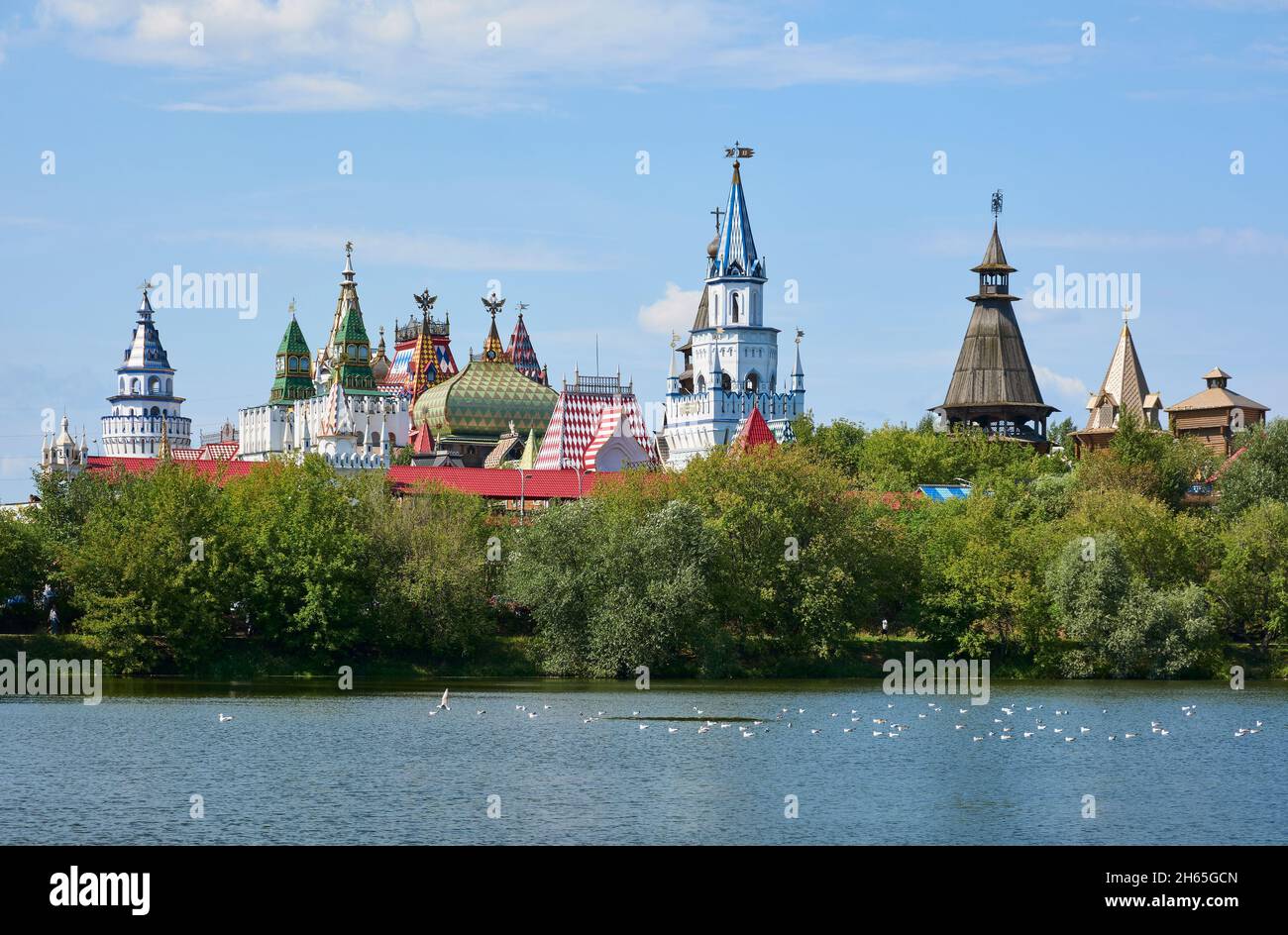 Kremlin à Izmailovo sur le lac, un centre culturel et de divertissement moderne, point de repère: Moscou, Russie - 15 août 2021 Banque D'Images Kremlin à Izmailovo sur le lac, un centre culturel et de divertissement moderne, point de repère: Moscou, Russie - 15 août 2021 Banque D'Images
