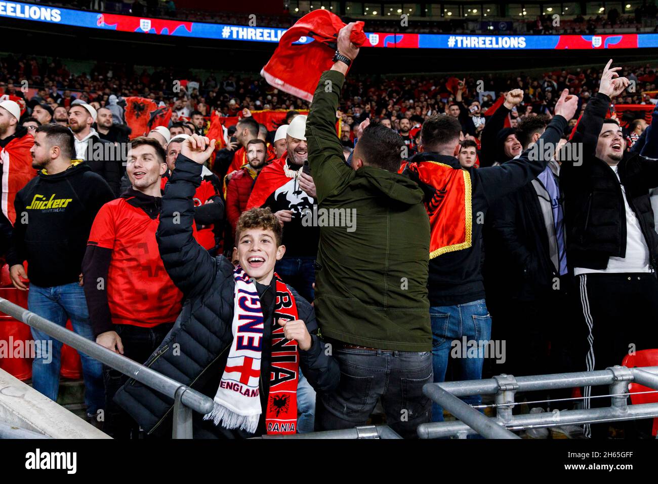 Londres, Royaume-Uni.12 novembre 2021.Albanie fans avant la coupe du monde de la FIFA 2022 qualification Groupe I match entre l'Angleterre et l'Albanie au stade Wembley le 12 novembre 2021 à Londres, Angleterre.(Photo de Daniel Chesterton/phcimages.com) Credit: PHC Images/Alamy Live News Banque D'Images