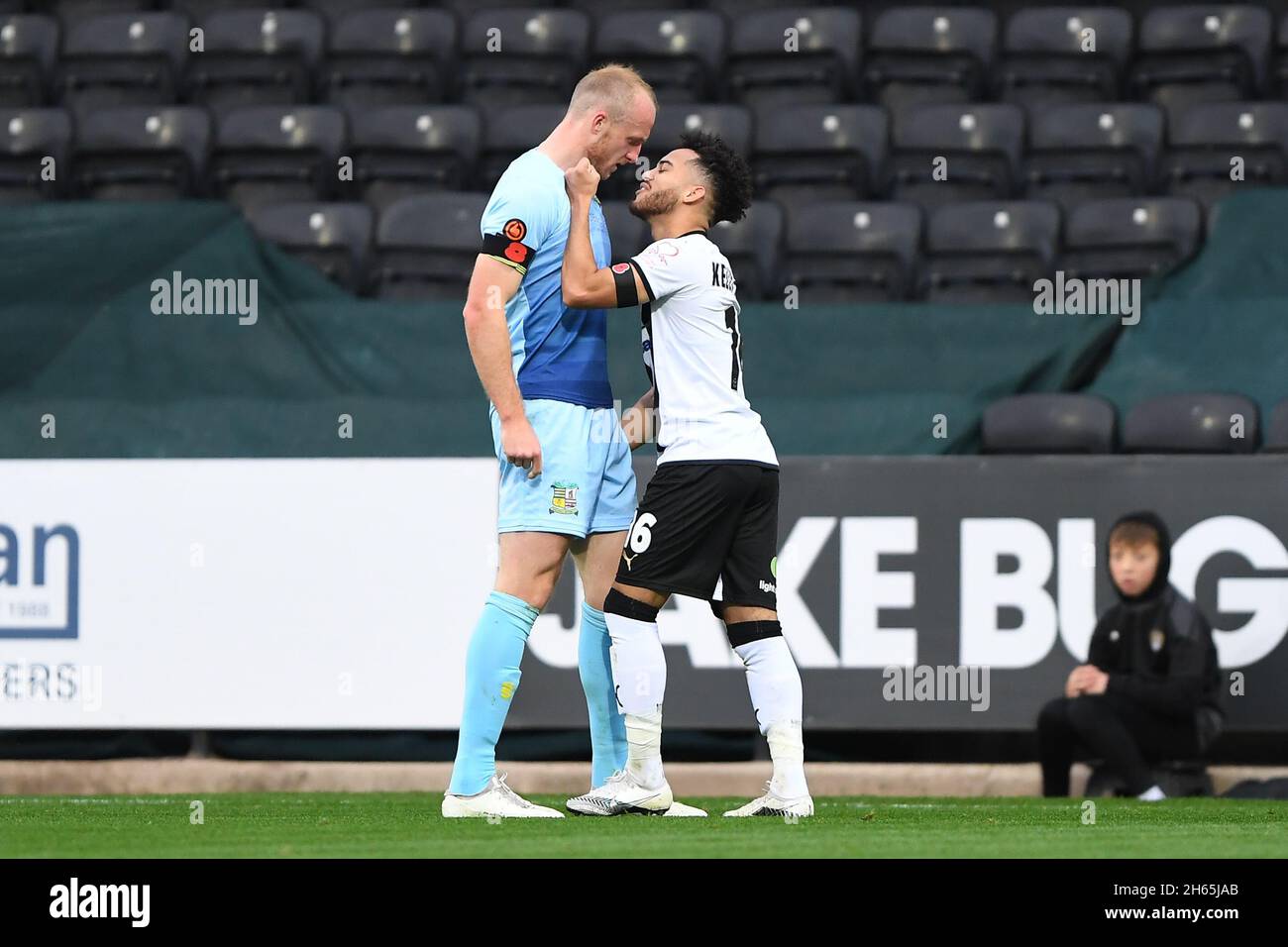 NOTTINGHAM, GBR.13 NOV Alex Gudger de Solihull Moors place jusqu'à Dion Kelly-Evans du comté de Notts lors du match de la Ligue nationale de Vanarama entre le comté de Notts et Solihull Moors à Meadow Lane, Nottingham le samedi 13 novembre 2021.(Credit: Jon Hobley | MI News) Credit: MI News & Sport /Alay Live News Banque D'Images