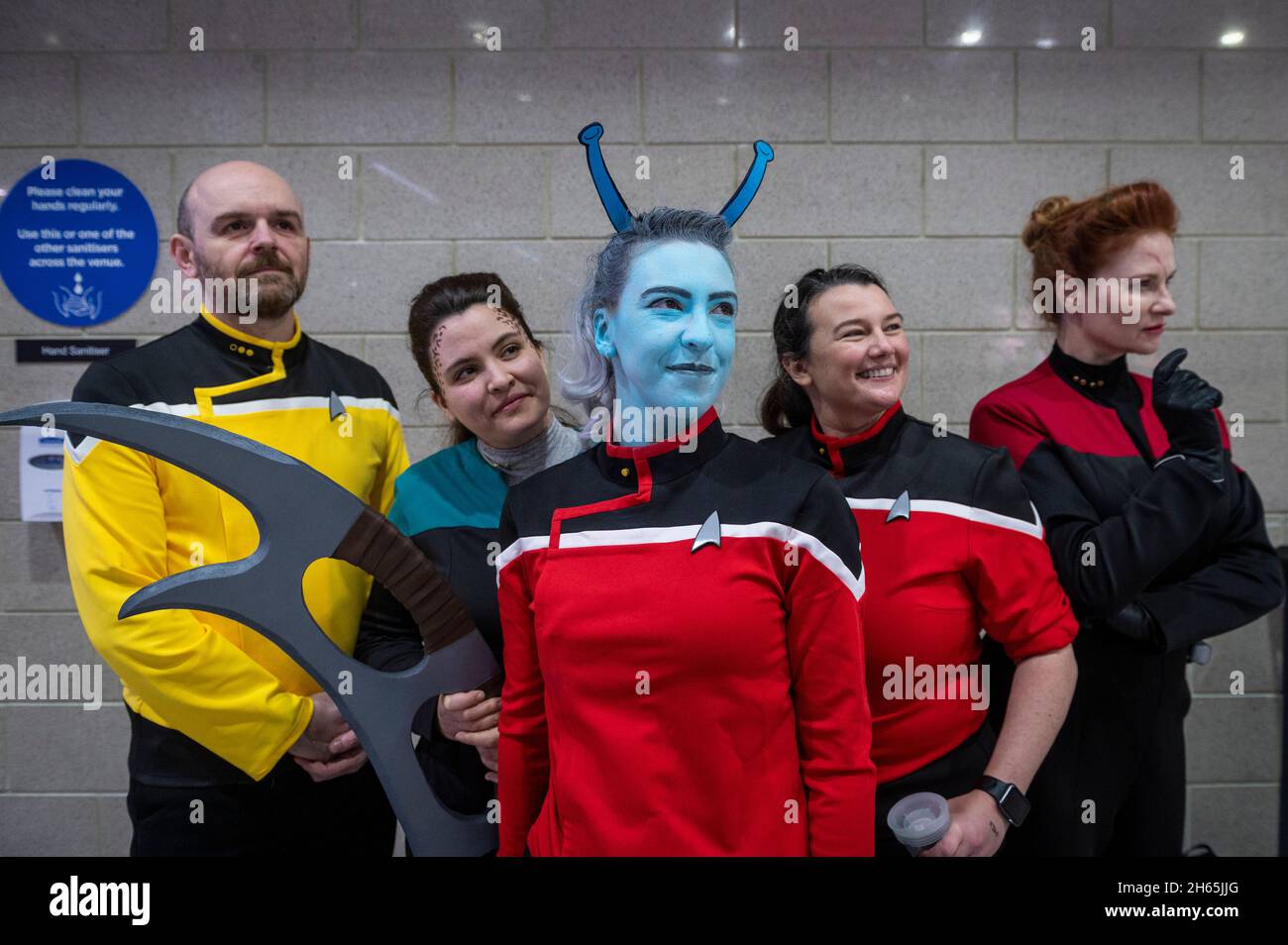 Londres, Royaume-Uni.13 novembre 2021.Un groupe de fans de Star Trek portant des costumes de différentes franchises à destination Star Trek, la convention officielle de Star Trek en Europe à Excel London.L'événement met à la disposition des fans de la célèbre série télévisée et de la franchise cinématographique pour rencontrer les acteurs et les équipiers et célébrer toutes les choses Star Trek.Credit: Stephen Chung / Alamy Live News Banque D'Images