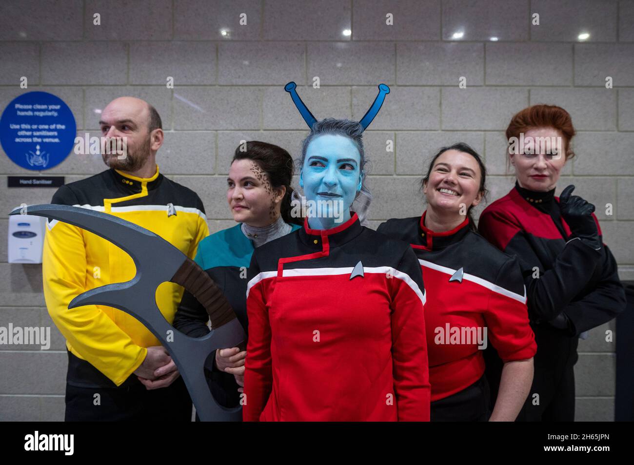 Londres, Royaume-Uni.13 novembre 2021.Un groupe de fans de Star Trek portant des costumes de différentes franchises à destination Star Trek, la convention officielle de Star Trek en Europe à Excel London.L'événement met à la disposition des fans de la célèbre série télévisée et de la franchise cinématographique pour rencontrer les acteurs et les équipiers et célébrer toutes les choses Star Trek.Credit: Stephen Chung / Alamy Live News Banque D'Images
