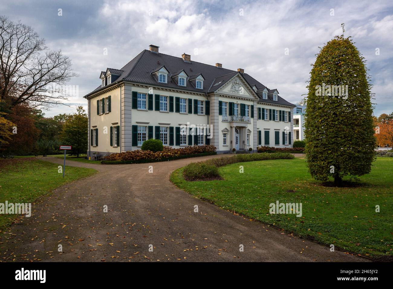 Allemagne, Monheim am Rhein, Rhin, Bergisches pays, Niederbergisches pays,Niederberg, Rhénanie-du-Nord-Westphalie, NRW, Château de Laach sur le domaine de Laacher Hof, villa, manoir, maison de retraite, néo-classicisme,route d'accès, parc, arbuste ornemental Banque D'Images