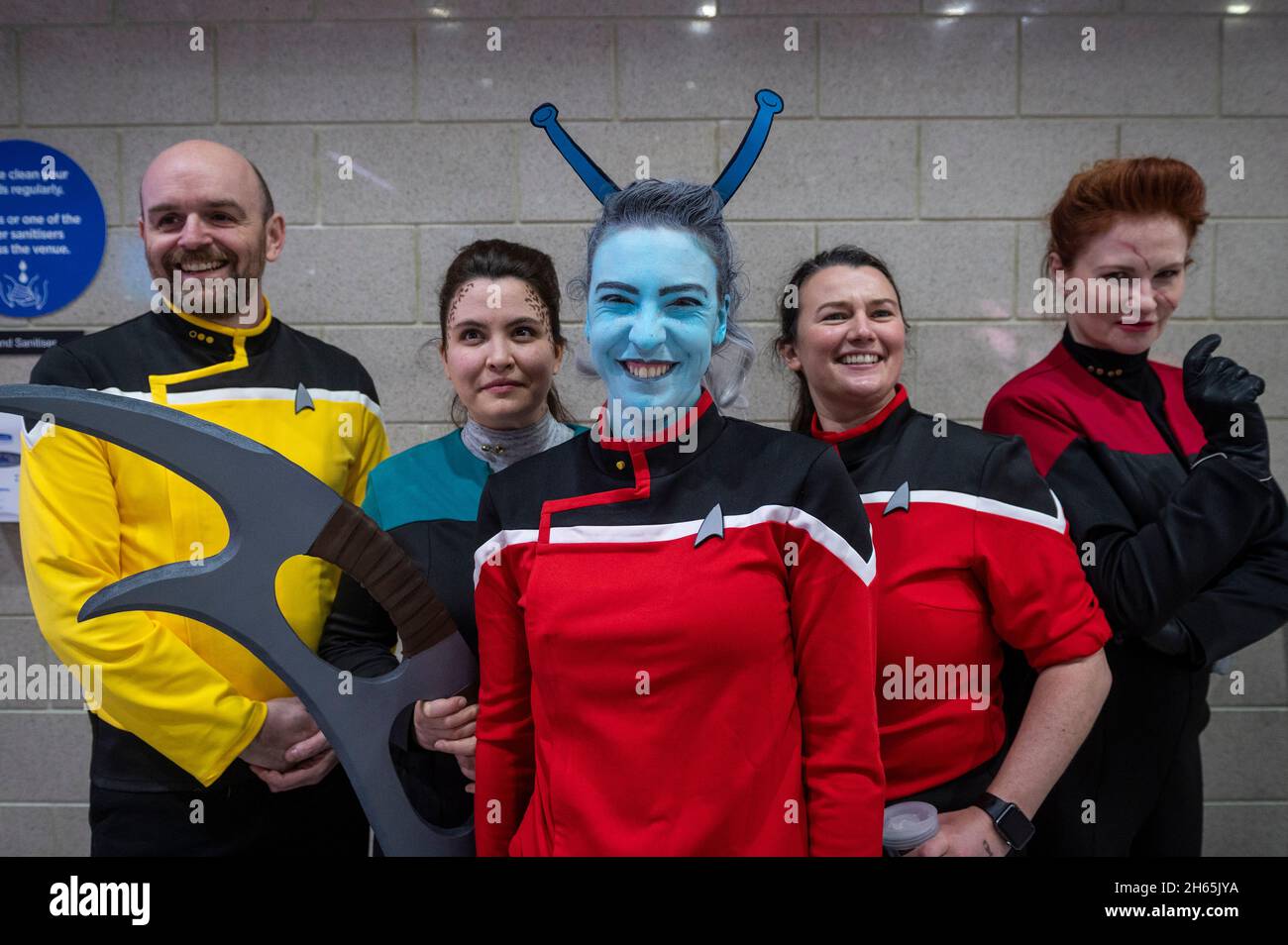 Londres, Royaume-Uni.13 novembre 2021.Un groupe de fans de Star Trek portant des costumes de différentes franchises à destination Star Trek, la convention officielle de Star Trek en Europe à Excel London.L'événement met à la disposition des fans de la célèbre série télévisée et de la franchise cinématographique pour rencontrer les acteurs et les équipiers et célébrer toutes les choses Star Trek.Credit: Stephen Chung / Alamy Live News Banque D'Images