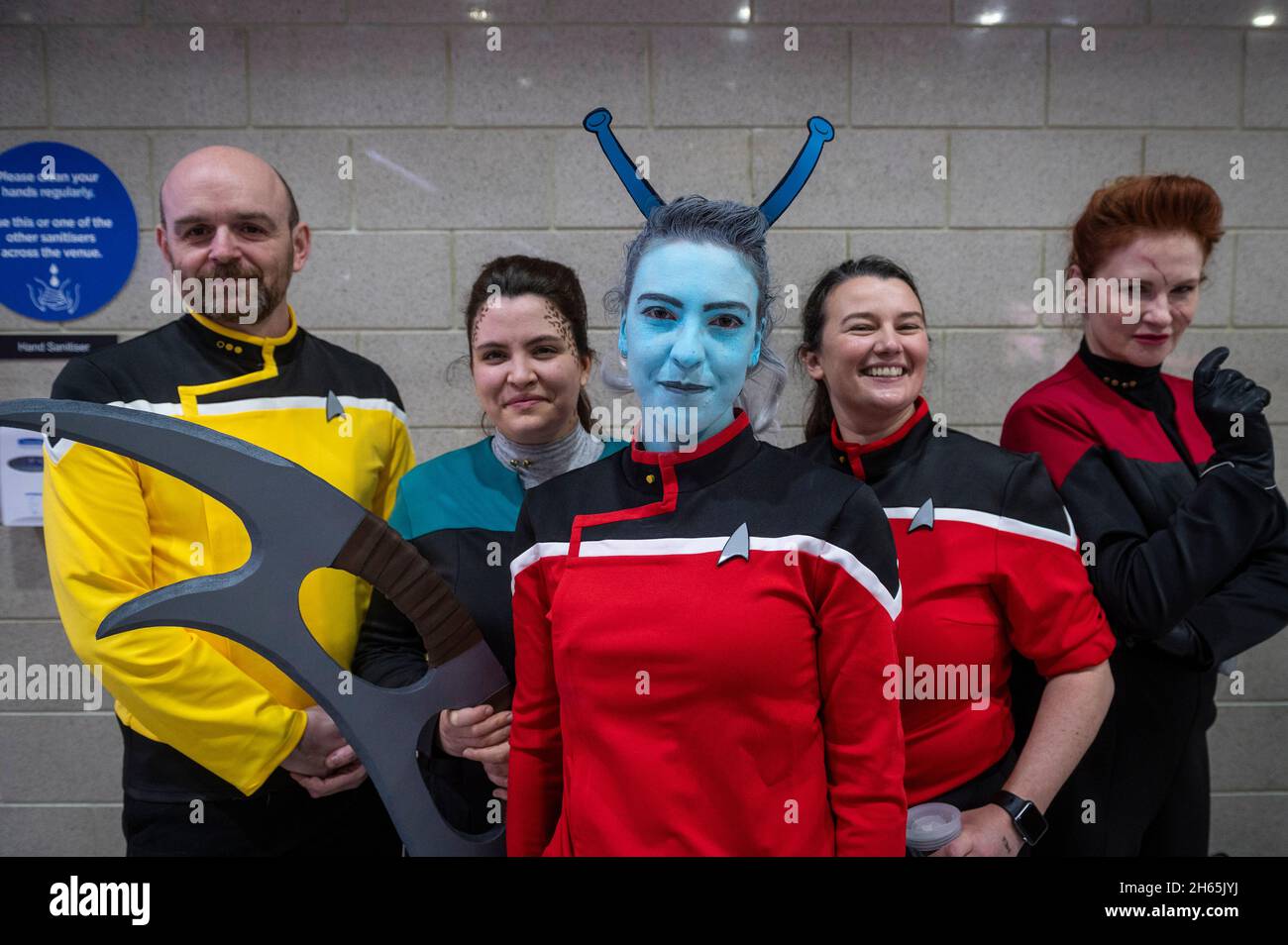 Londres, Royaume-Uni.13 novembre 2021.Un groupe de fans de Star Trek portant des costumes de différentes franchises à destination Star Trek, la convention officielle de Star Trek en Europe à Excel London.L'événement met à la disposition des fans de la célèbre série télévisée et de la franchise cinématographique pour rencontrer les acteurs et les équipiers et célébrer toutes les choses Star Trek.Credit: Stephen Chung / Alamy Live News Banque D'Images