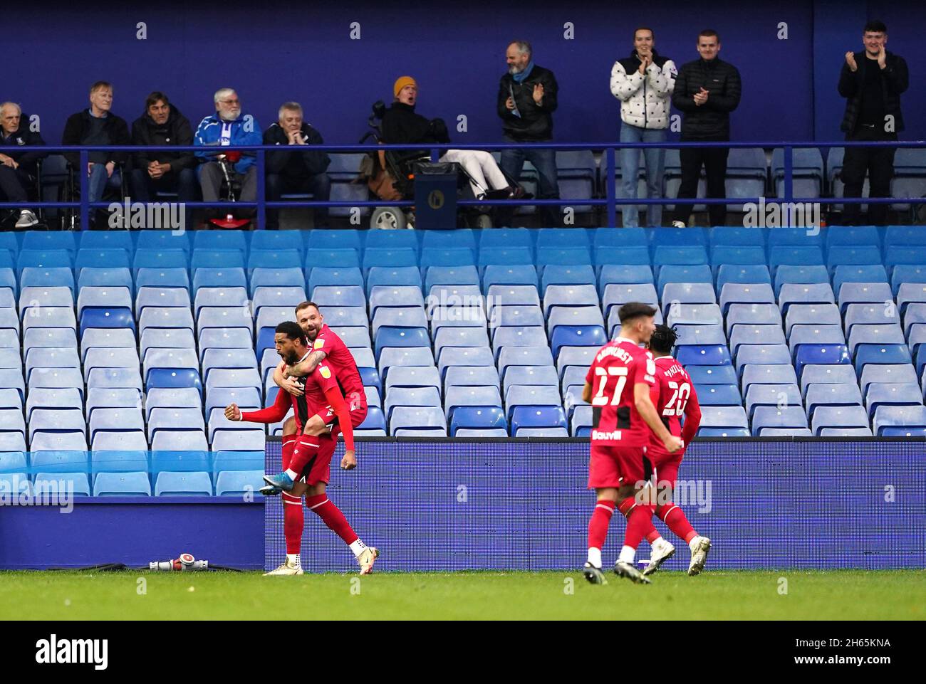 Vadaine Oliver de Gillingham (à gauche) célèbre le premier but du match de sa partie lors du match de la Sky Bet League One à Hillsborough, Sheffield.Date de la photo: Samedi 13 novembre 2021. Banque D'Images