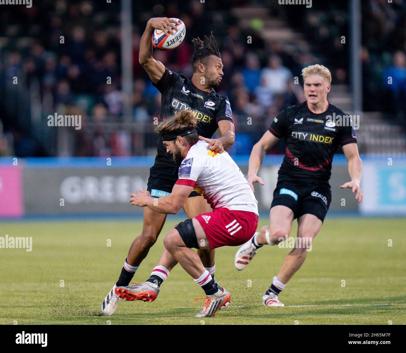 Elliott Obatoyinbo #15 de Saracens cherche à passer par Luke Wallace #7 de Harlequins Banque D'Images