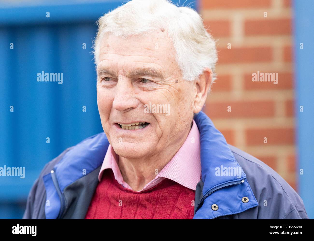 Brentwood, Royaume-Uni.13 novembre 2021.Brentwood Essex 13 novembre 2021 Sir Trevor Brooking, ancien légende du West Ham et du football de l'Angleterre, maintenant directeur du développement du football en Angleterre au terrain de football du FC Brentwood en tant que patron de l'hôpital St Francis pour le match de Trophée du FC Brentwood contre le FC Staines Town.Crédit : Ian Davidson/Alay Live News Banque D'Images