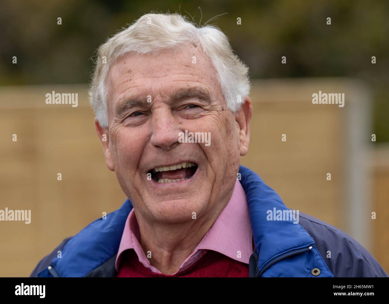 Brentwood, Royaume-Uni.13 novembre 2021.Brentwood Essex 13 novembre 2021 Sir Trevor Brooking, ancien légende du West Ham et du football de l'Angleterre, maintenant directeur du développement du football en Angleterre au terrain de football du FC Brentwood en tant que patron de l'hôpital St Francis pour le match de Trophée du FC Brentwood contre le FC Staines Town.Crédit : Ian Davidson/Alay Live News Banque D'Images