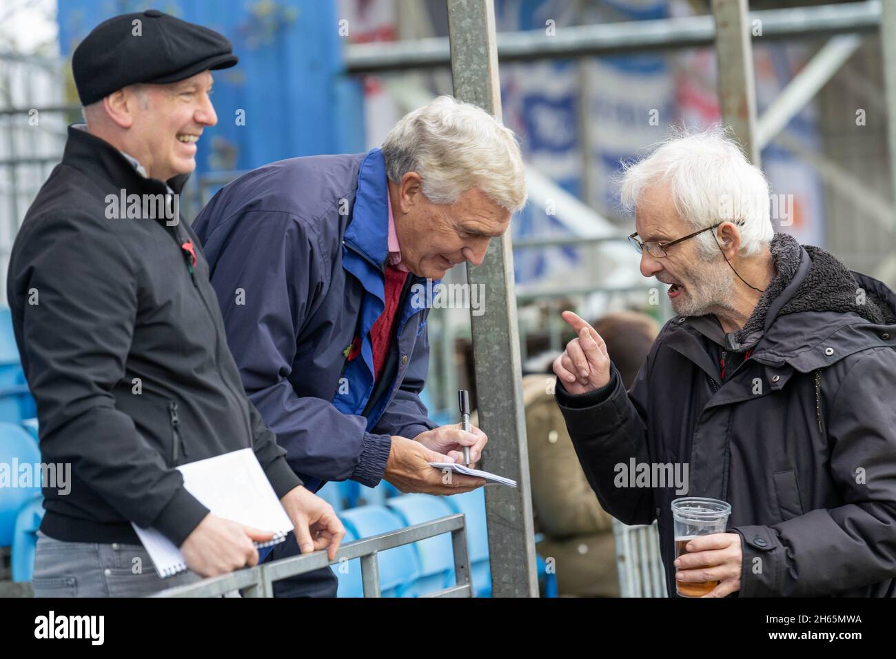 Brentwood, Royaume-Uni.13 novembre 2021.Brentwood Essex 13 novembre 2021 Sir Trevor Brooking, ancien légende du West Ham et du football de l'Angleterre, maintenant directeur du développement du football en Angleterre au terrain de football du FC Brentwood en tant que patron de l'hôpital St Francis pour le match de Trophée du FC Brentwood contre le FC Staines Town.Crédit : Ian Davidson/Alay Live News Banque D'Images