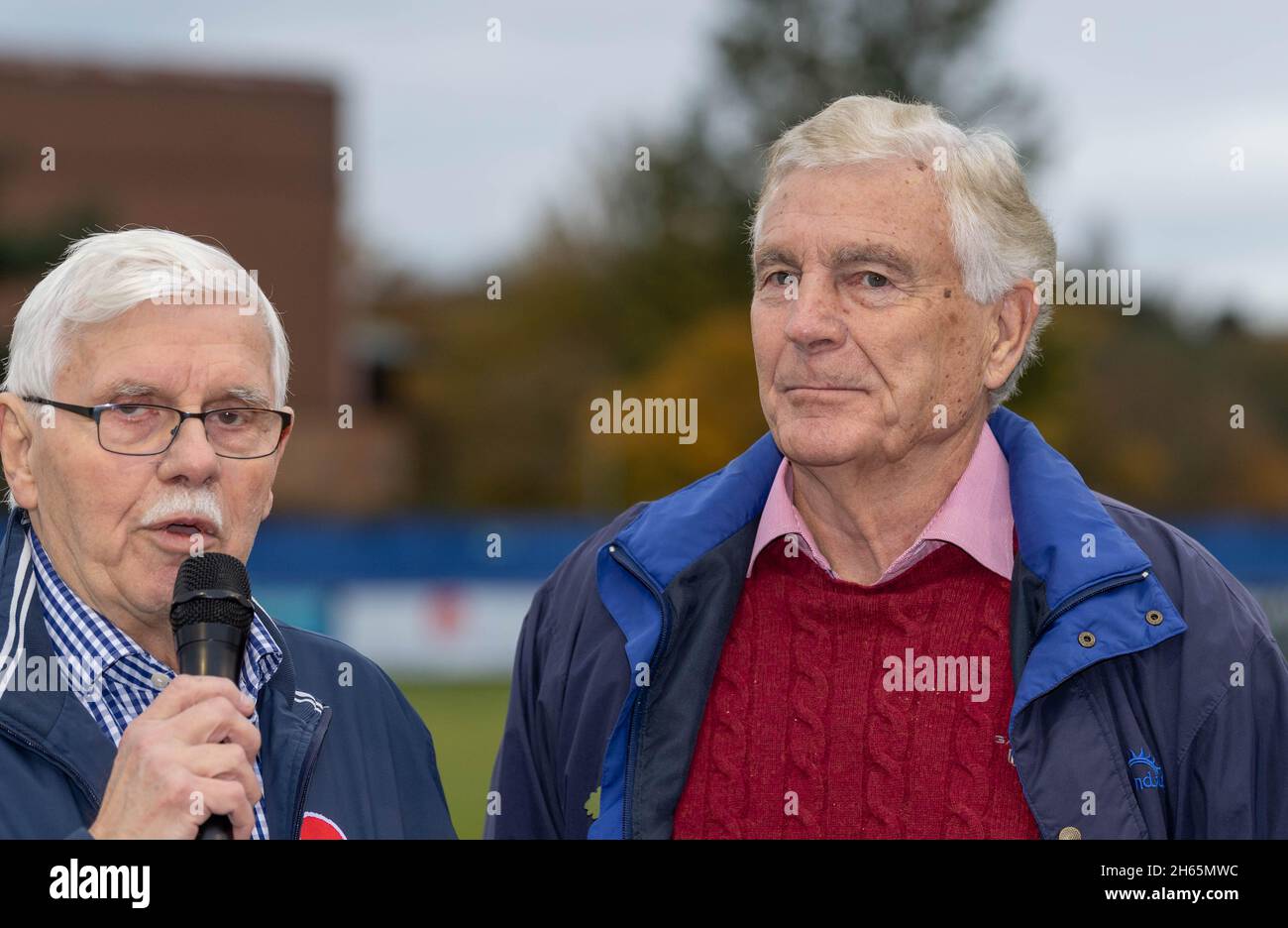 Brentwood, Royaume-Uni.13 novembre 2021.Brentwood Essex 13 novembre 2021 Sir Trevor Brooking, ancien légende du West Ham et du football de l'Angleterre, maintenant directeur du développement du football en Angleterre au terrain de football du FC Brentwood en tant que patron de l'hôpital St Francis pour le match de Trophée du FC Brentwood contre le FC Staines Town.Crédit : Ian Davidson/Alay Live News Banque D'Images
