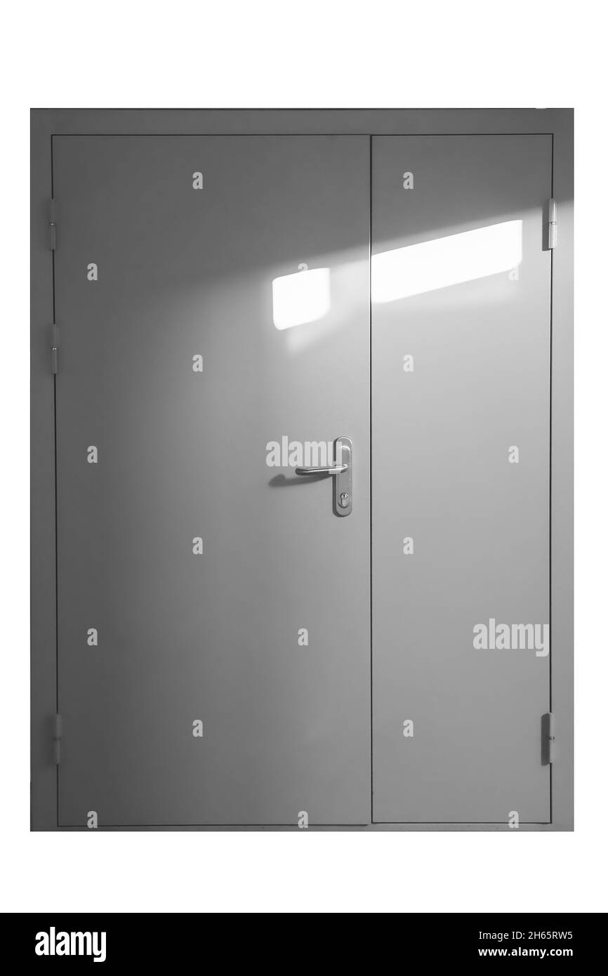 Porte avant en métal gris avec revêtement polymère et poignée chromée brillante.Isolé sur fond blanc.Objet de mise en page ou de publicité.Entrée à la salle de production. Banque D'Images