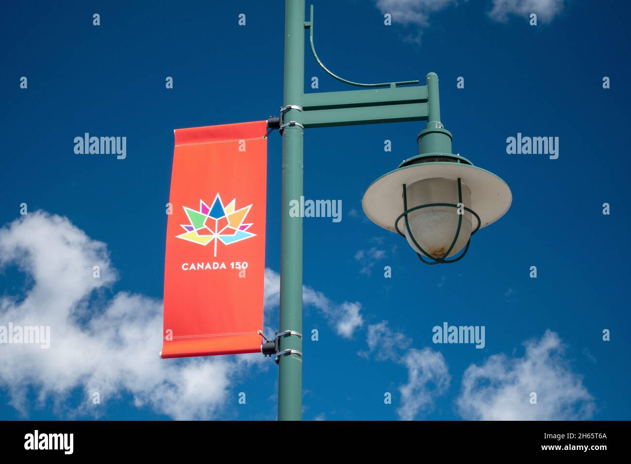 Feu de rue canadien avec le Canada 150 bannière drapeau célébrant 150 ans de Confédération et 150 ans de Canada Banque D'Images
