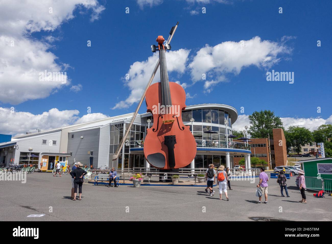 Statue de Big Fiddle dans le port de Sydney Cap-Breton Nouvelle-Écosse Canada au Pavillon de croisière Joan Harriss le plus grand violon du monde Banque D'Images