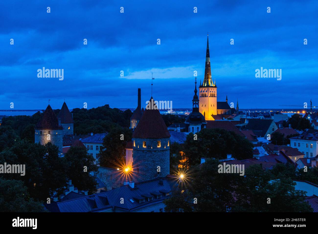 Tallinn la capitale de l'Estonie dans la soirée Banque D'Images