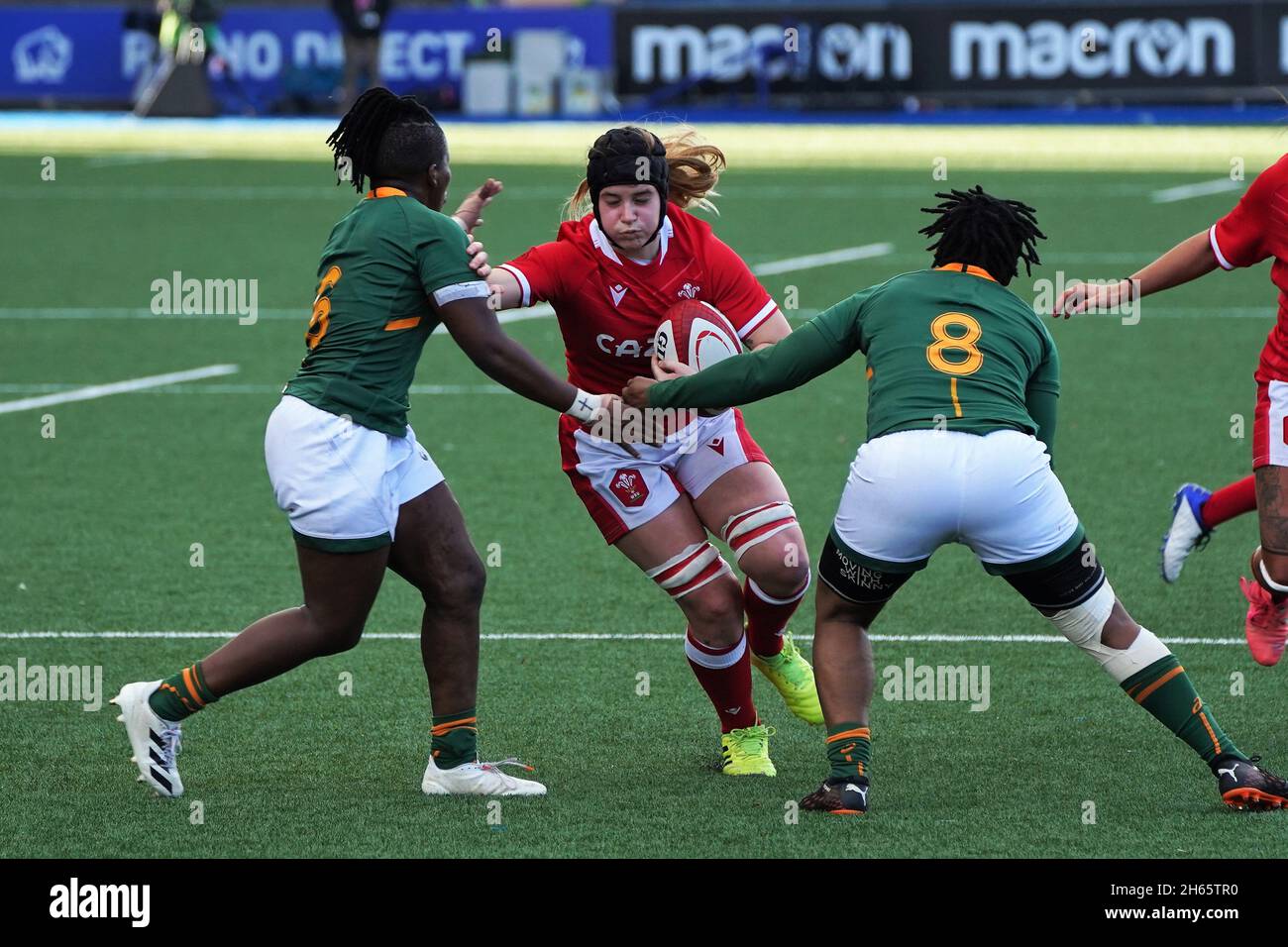 Cardiff Arms Park, pays de Galles, 13 novembre 2021, Bethan Lewis du pays de Galles est attaqué par Lusanda Dumke #6 et Sizophila Solontsi #8 de RSA - crédit Penallta Photographics/Alamy Live News Banque D'Images