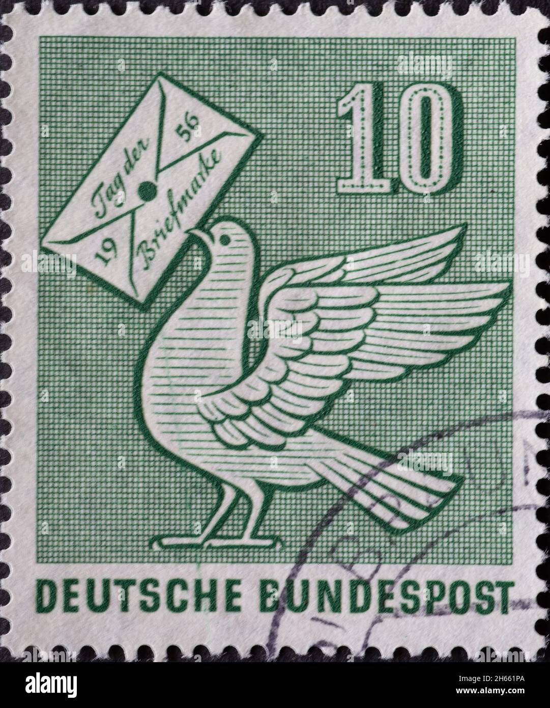 ALLEMAGNE - VERS 1956: Ce timbre-poste en vert montre une colombe avec une lettre le jour du timbre-poste 1956 Banque D'Images