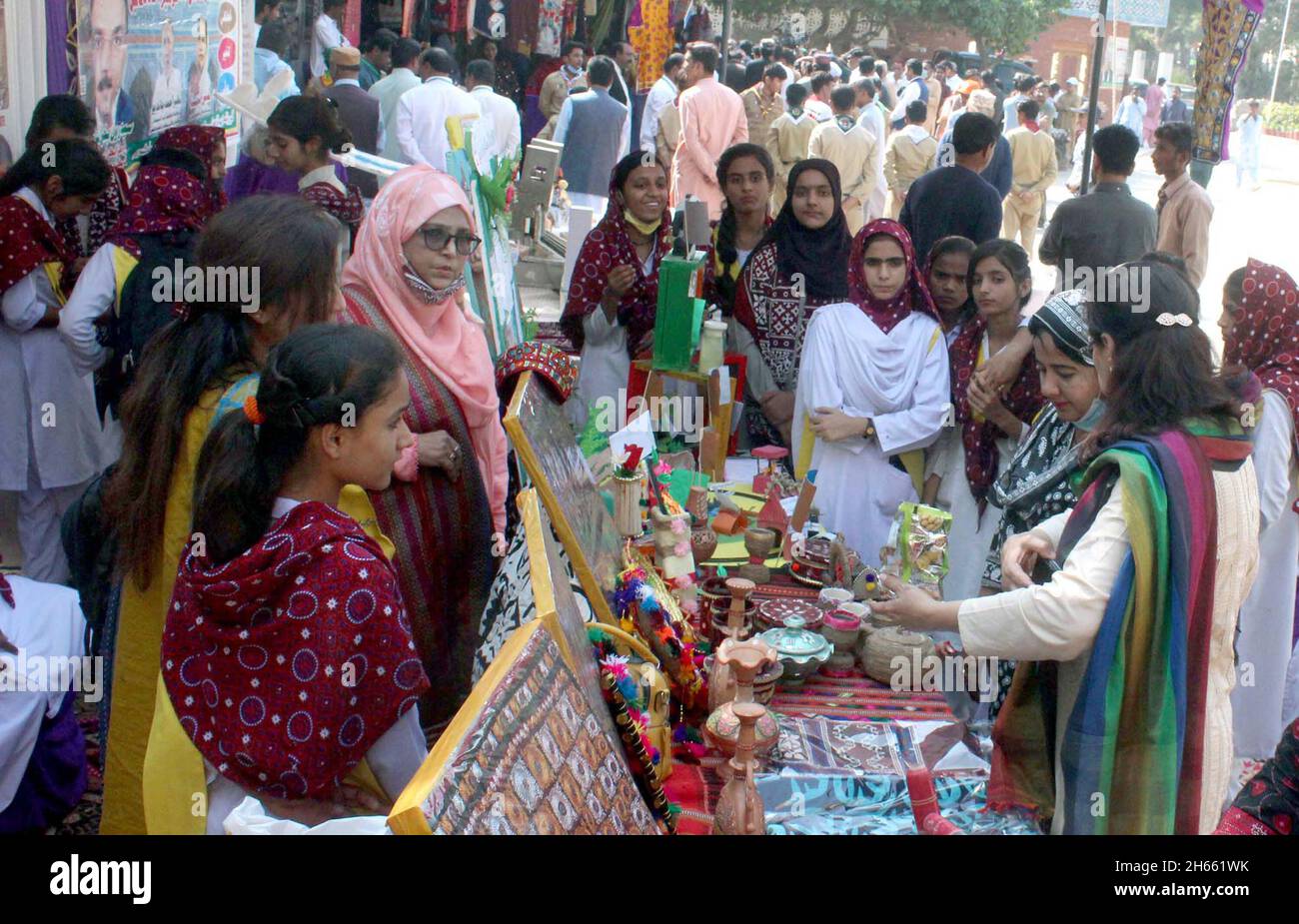 Les visiteurs s'intéressent particulièrement à l'exposition de la culture Sindhi faite à la main sur différents stands lors d'une cérémonie à l'occasion de la semaine de reconnaissance Shah Abdul Latif Bhittai qui s'est tenue au Musée Sindh à Hyderabad le samedi 13 novembre 2021. Banque D'Images