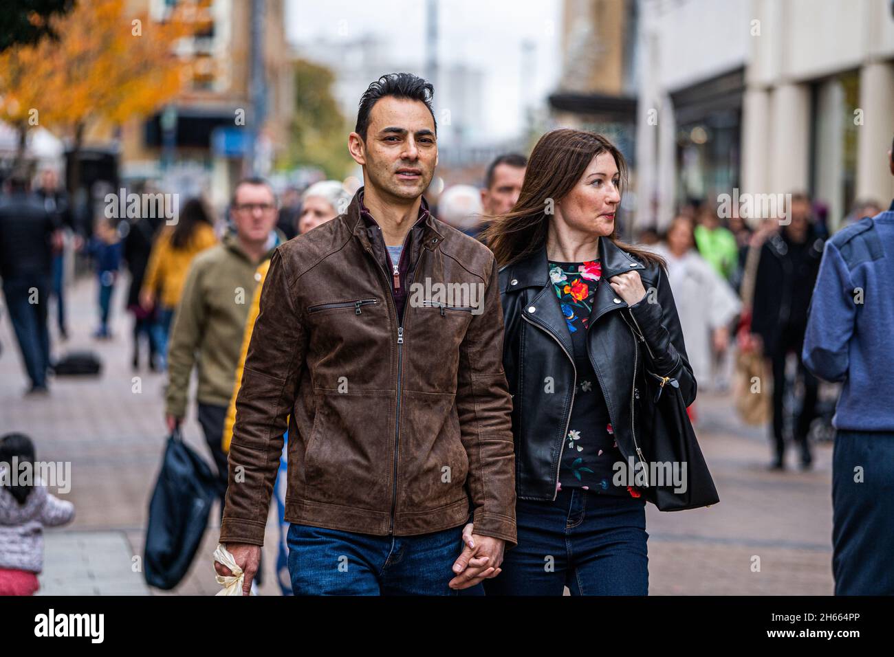 Kingston upon Thames, Royaume-Uni .Un jeune couple se promenant ensemble dans le centre-ville Banque D'Images