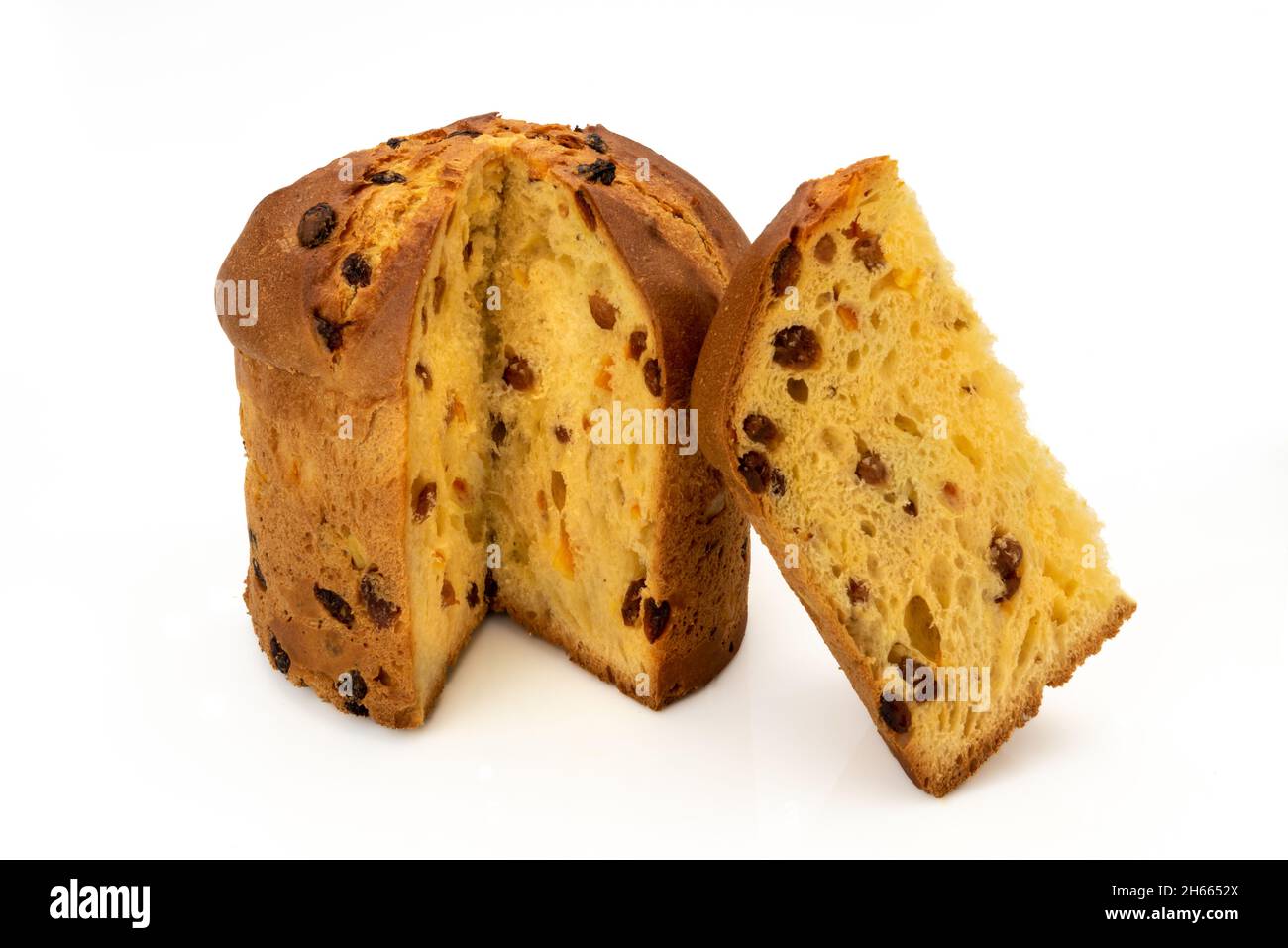 Gâteau de panettone - gâteau de Noël italien traditionnel de Milan, gâteau avec tranche isolée sur blanc Banque D'Images