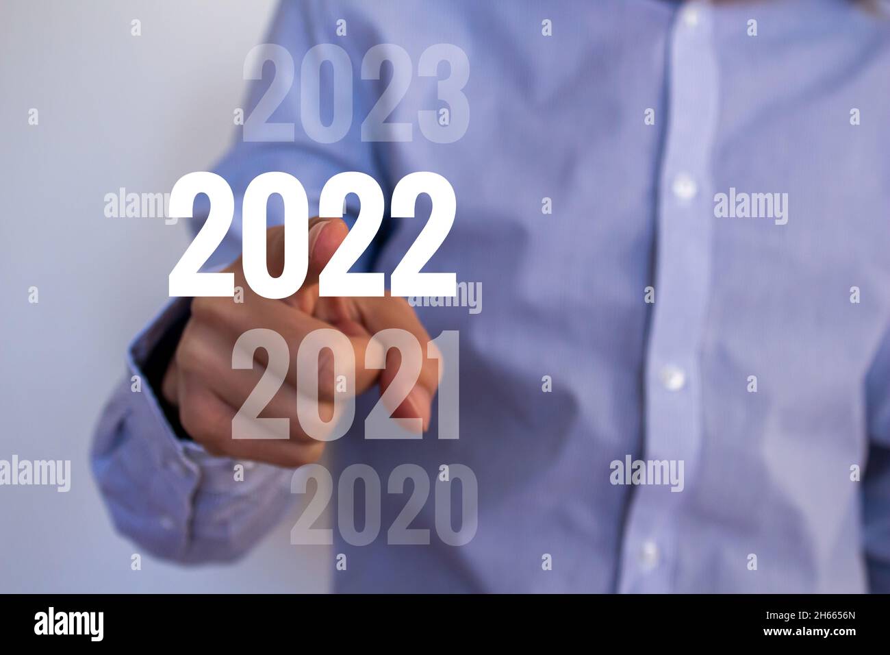 Homme d'affaires sélectionne l'année 2022.Concept du nouvel an 2022 à venir.Pointage à la main 2022. Banque D'Images