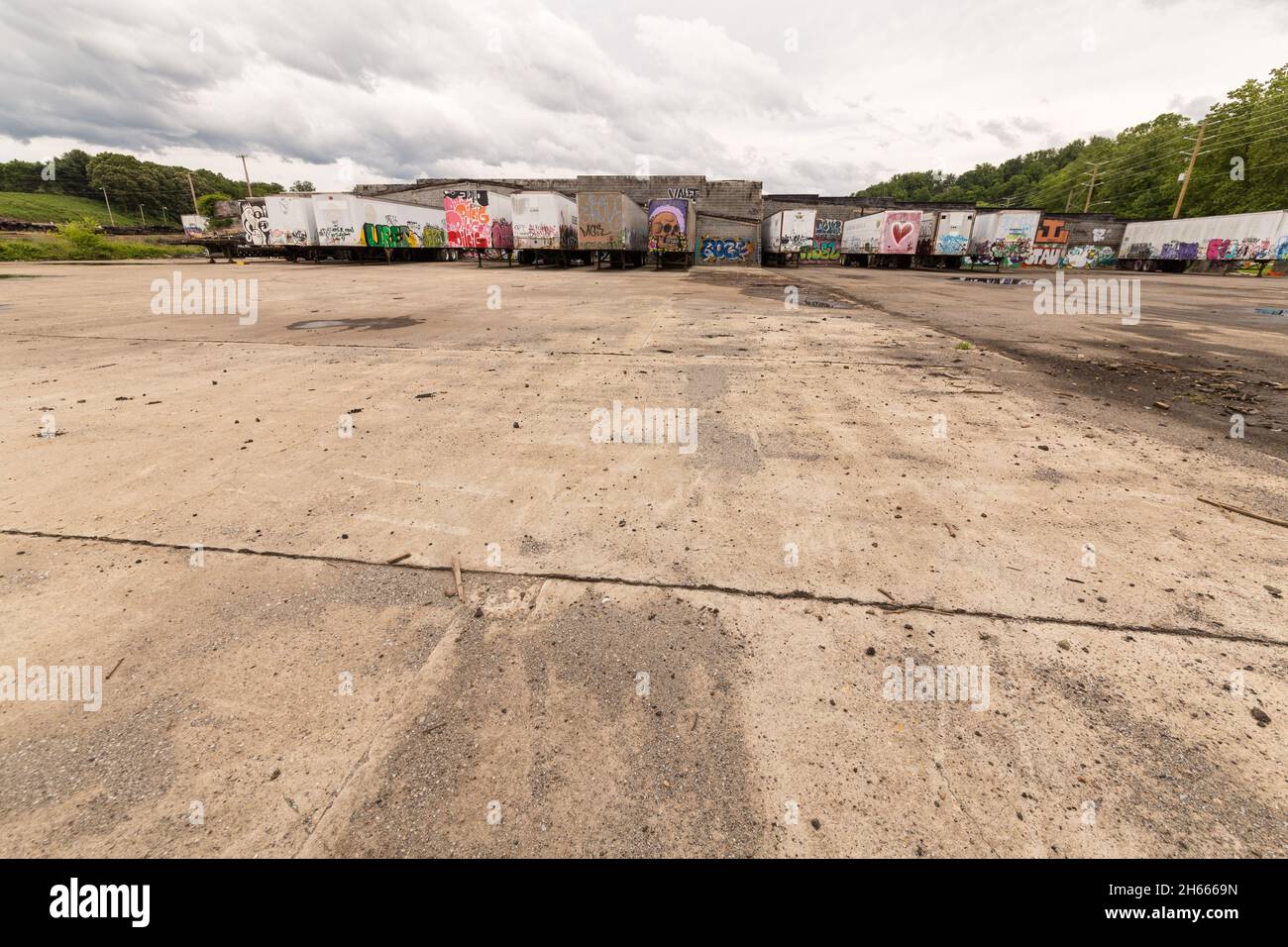 Bâtiments abandonnés avec graffiti Banque D'Images