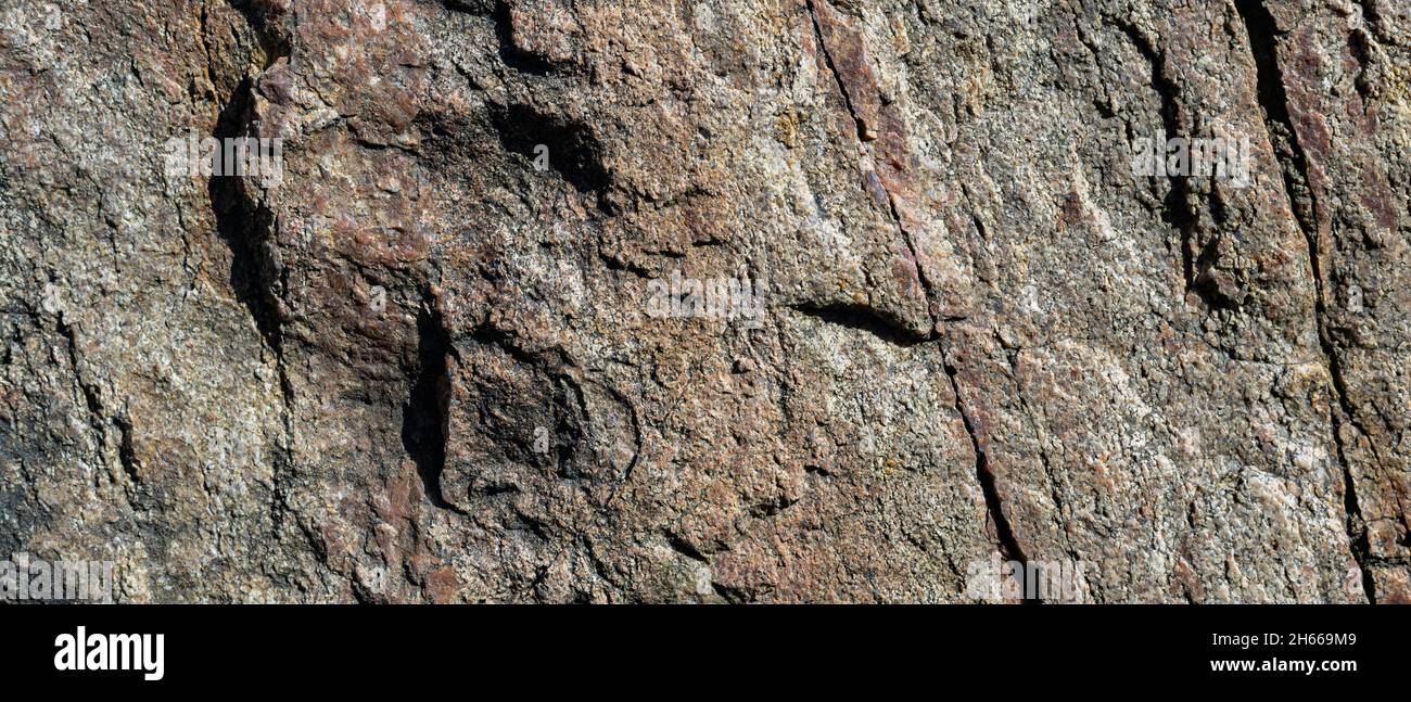 Texture de roche en granit.Surface en granit fissurée par les intempéries.Gros plan de la surface en pierre.Concept de la couleur de la terre Banque D'Images