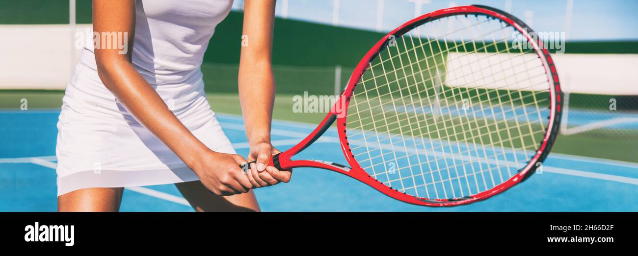 Joueur de tennis femme en position tenant une raquette rouge sur un court de tennis extérieur bleu bannière panoramique titre pour les cours de tennis au club de sport. Banque D'Images